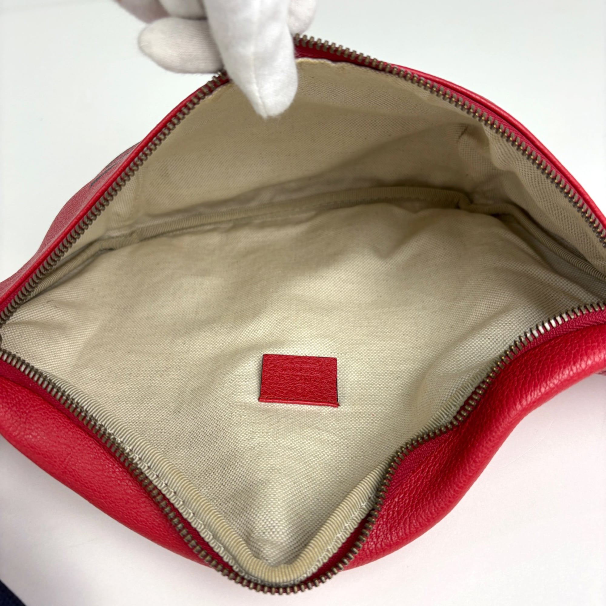 Gucci Red Color Leather Sling Bag (Pre-Owned)