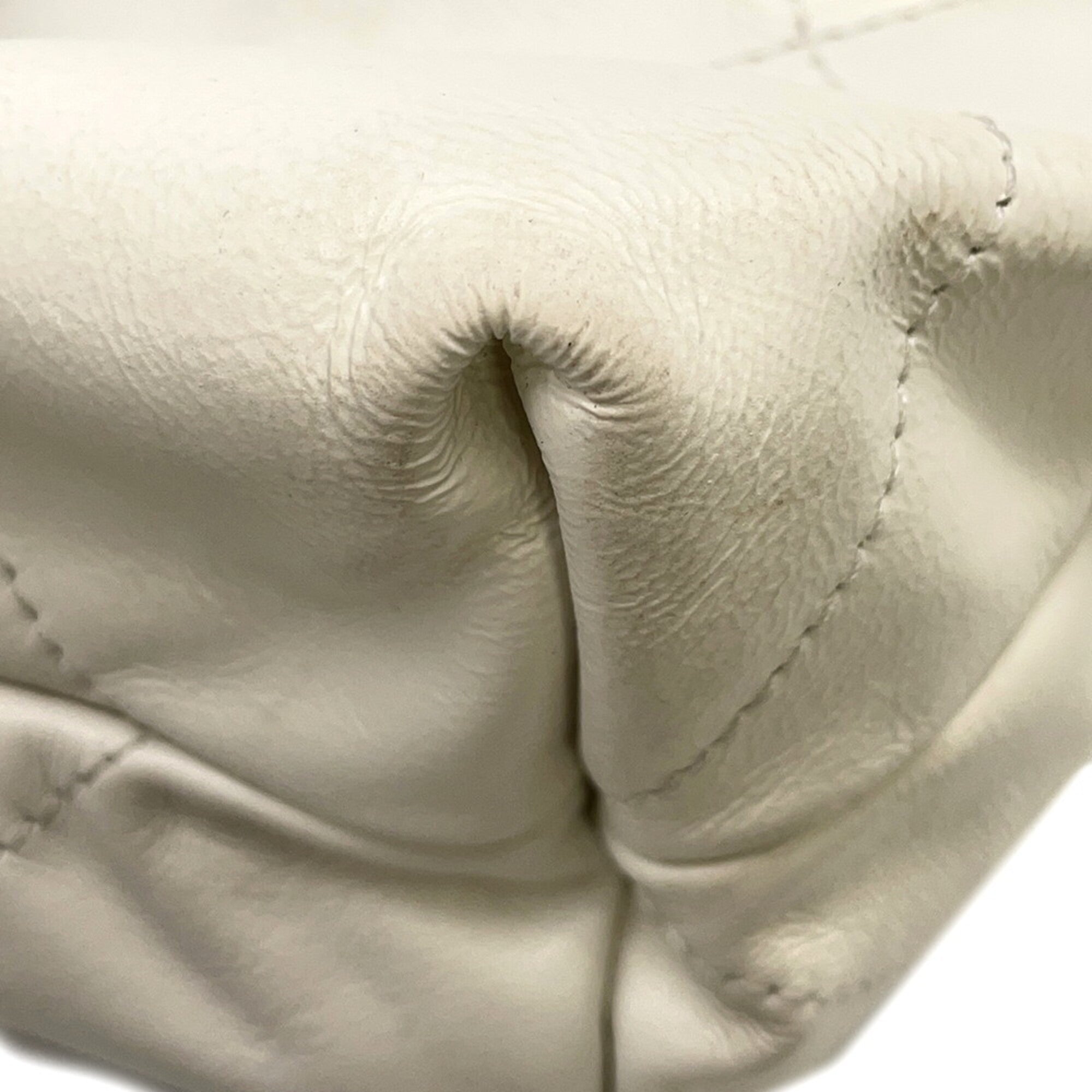 Chanel White Leather Handbag Shoulder Bag (Pre-Owned)