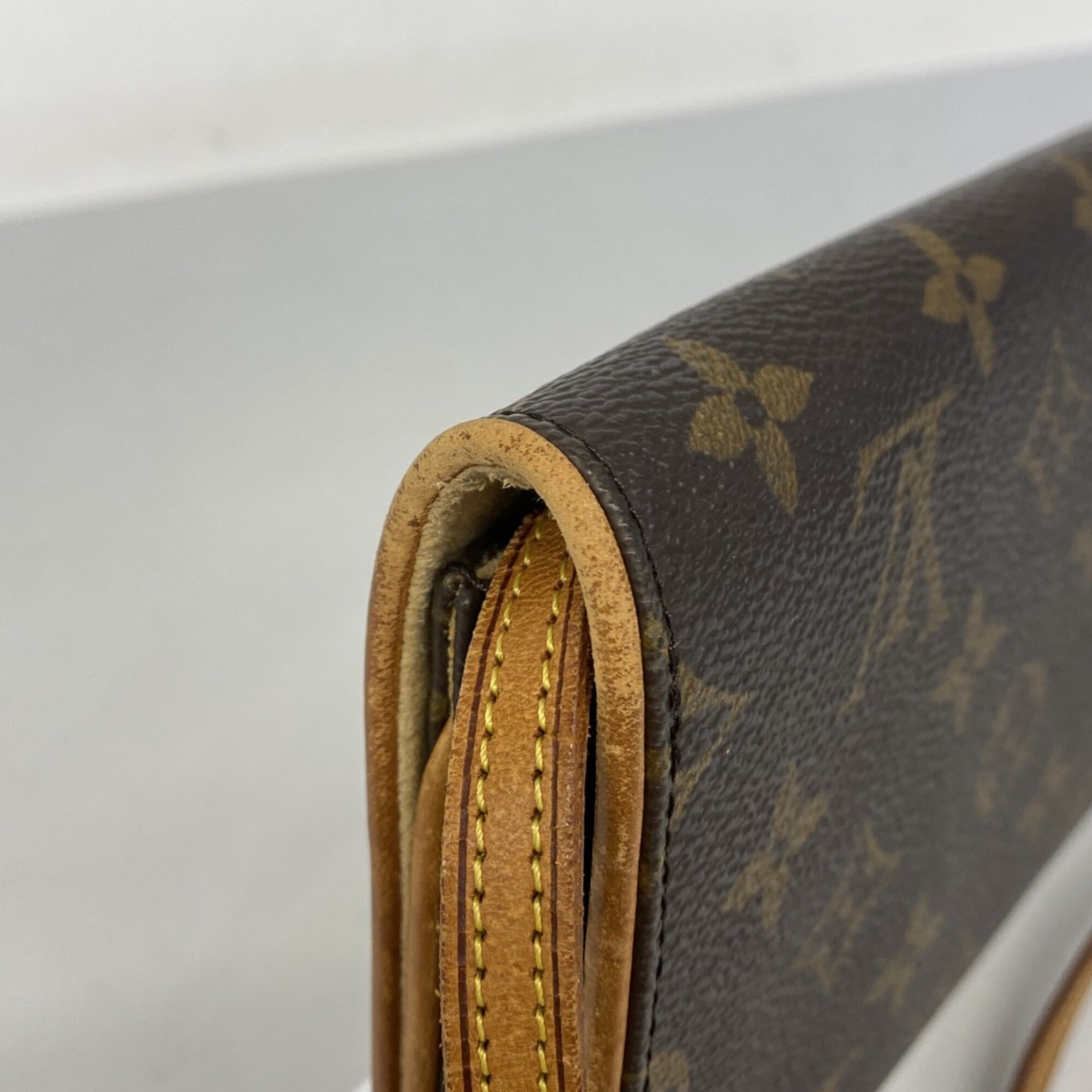 Louis Vuitton Brown Shoulder Bag (Pre-Owned)