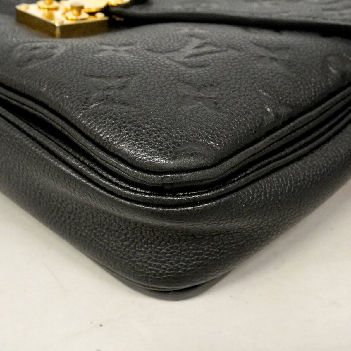 Louis Vuitton Noir Handbag (Pre-Owned)