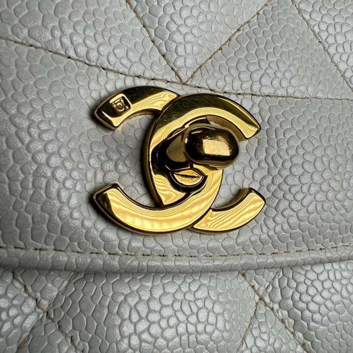 Chanel White Grained Calfskin Shoulder Bag (Pre-Owned)