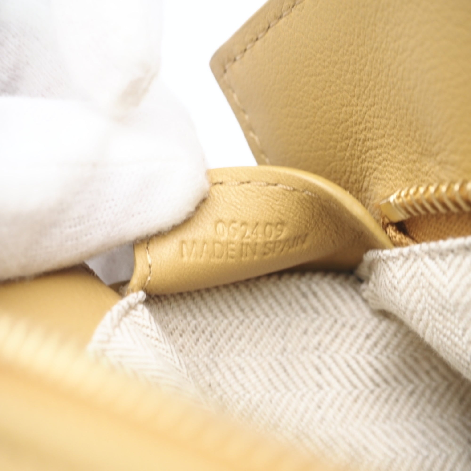 Loewe Puzzle Yellow Shoulder Bag (Pre-Owned)