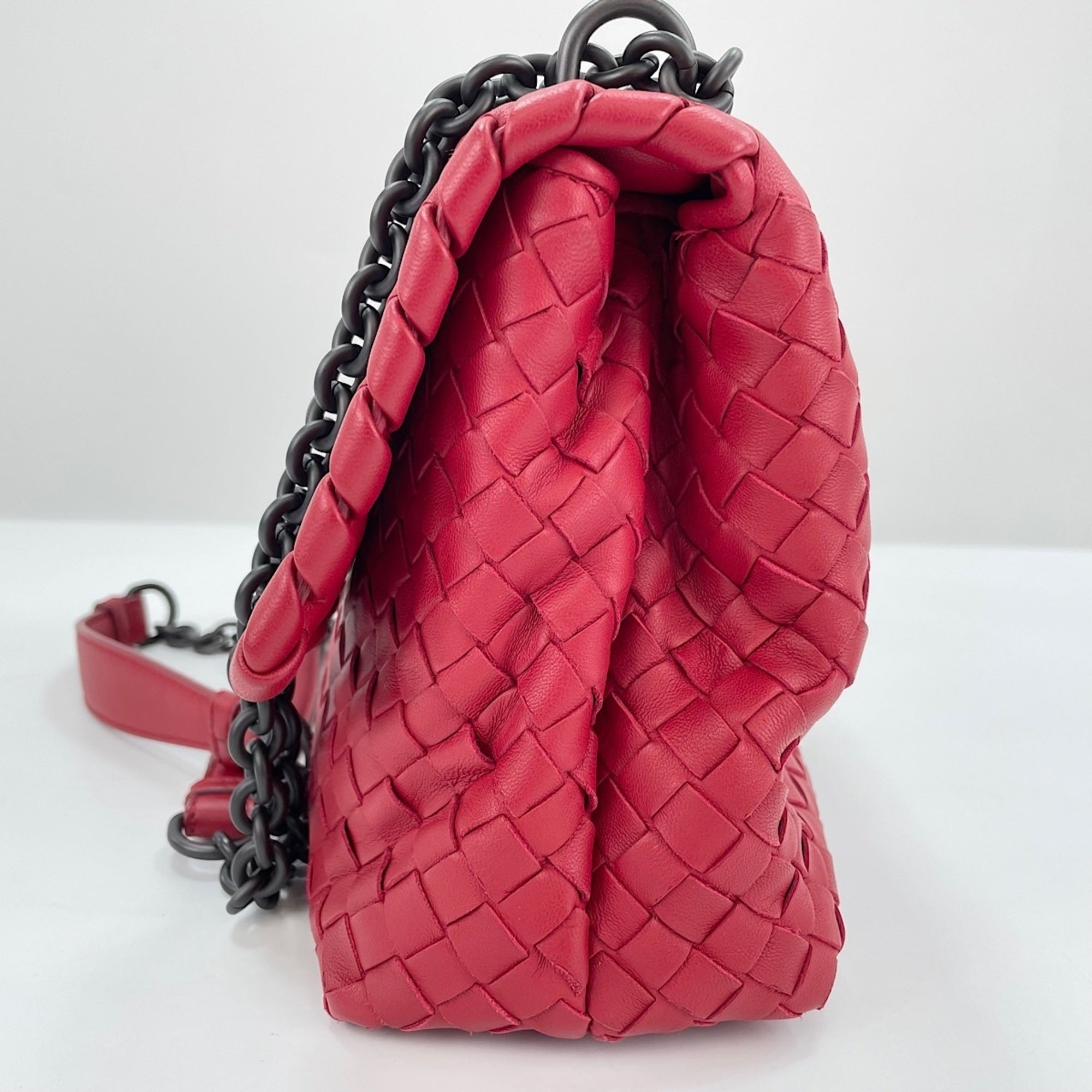 Bottega Veneta Red Color Intrecciato Shoulder Bag (Pre-Owned)