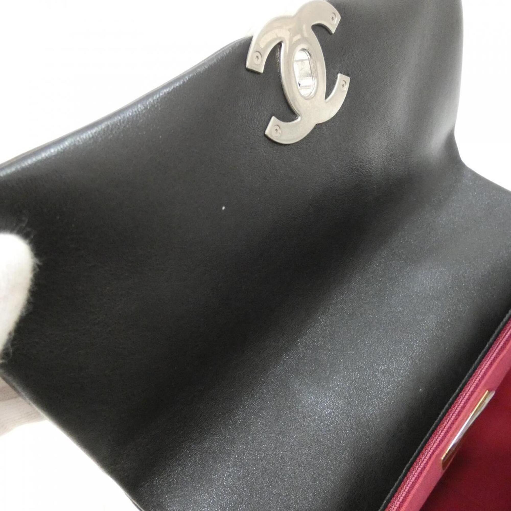Chanel Black Leather Shoulder Bag (Pre-Owned)