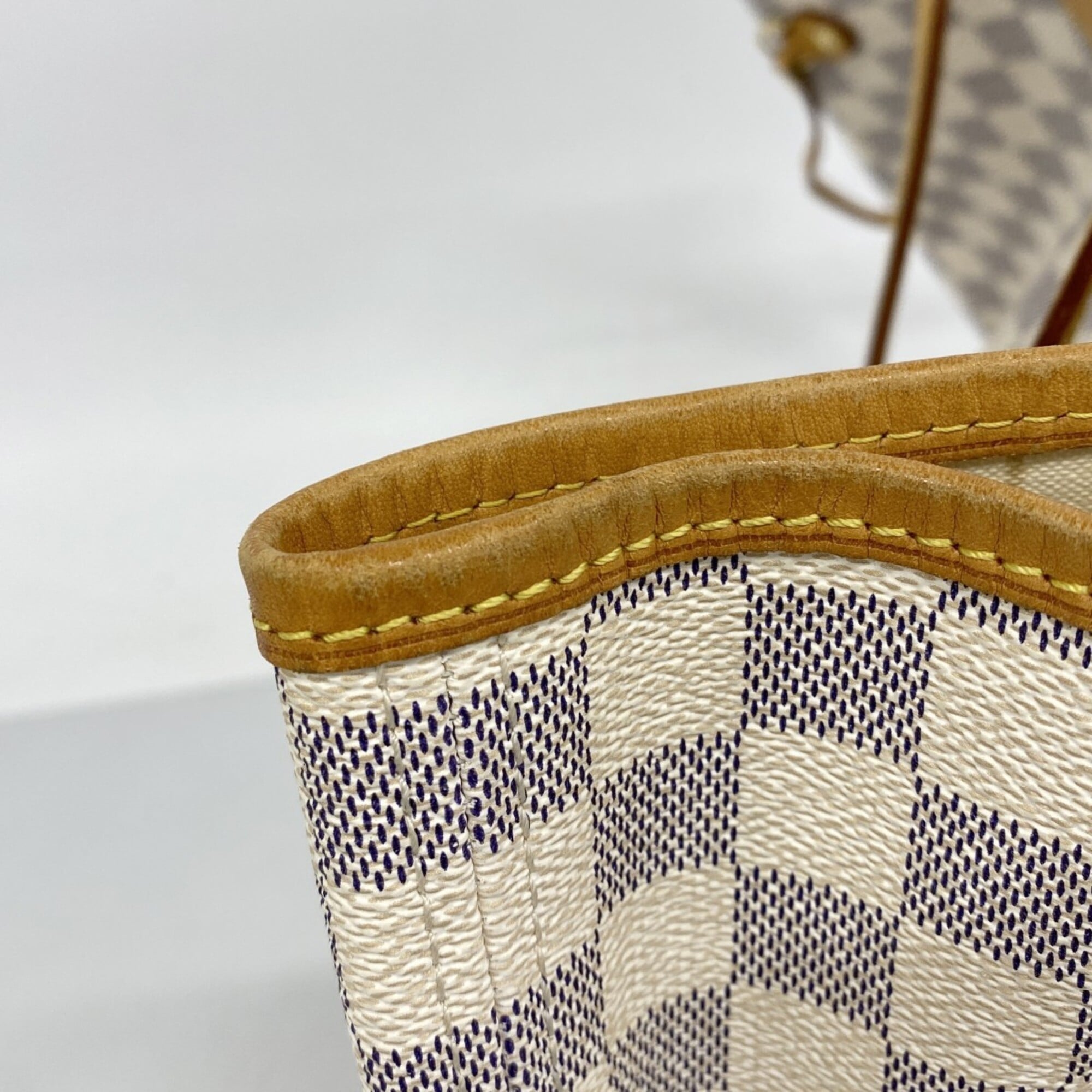 Louis Vuitton White Tote Bag (Pre-Owned)