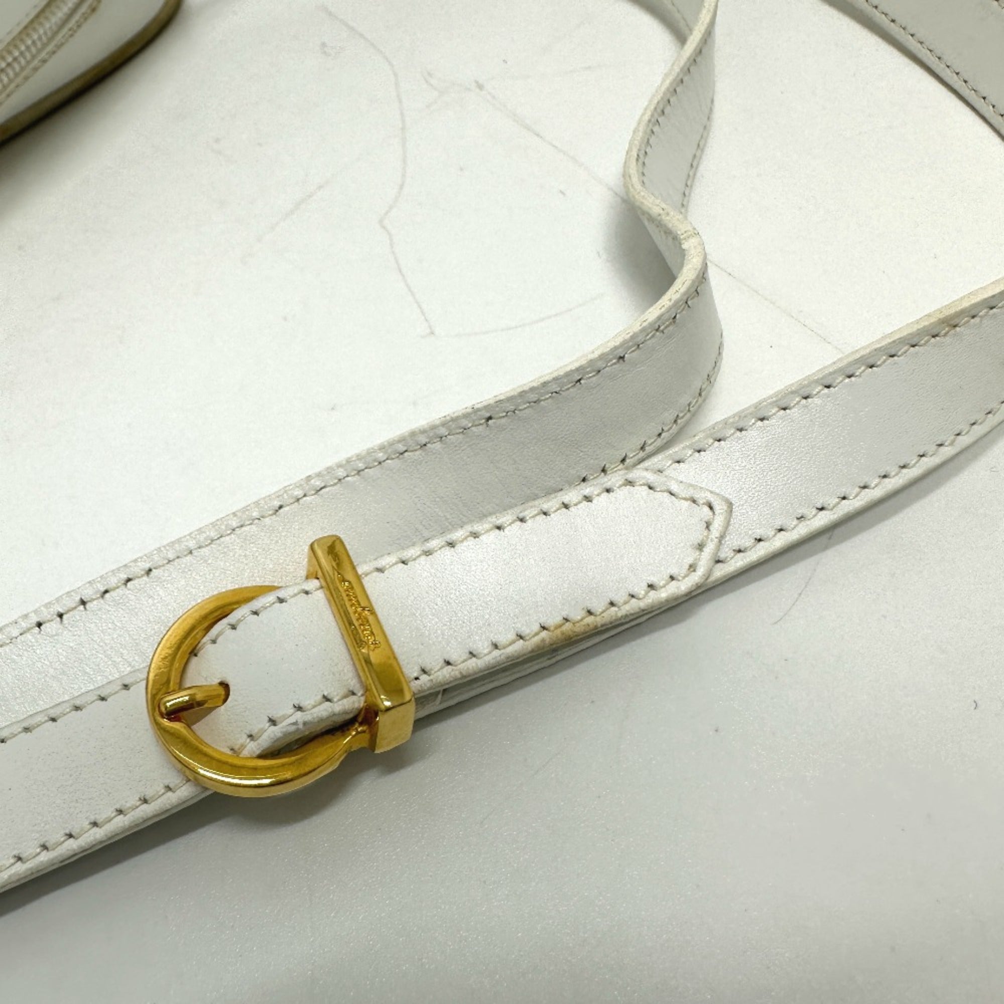 Salvatore Ferragamo White Leather Shoulder Bag (Pre-Owned)