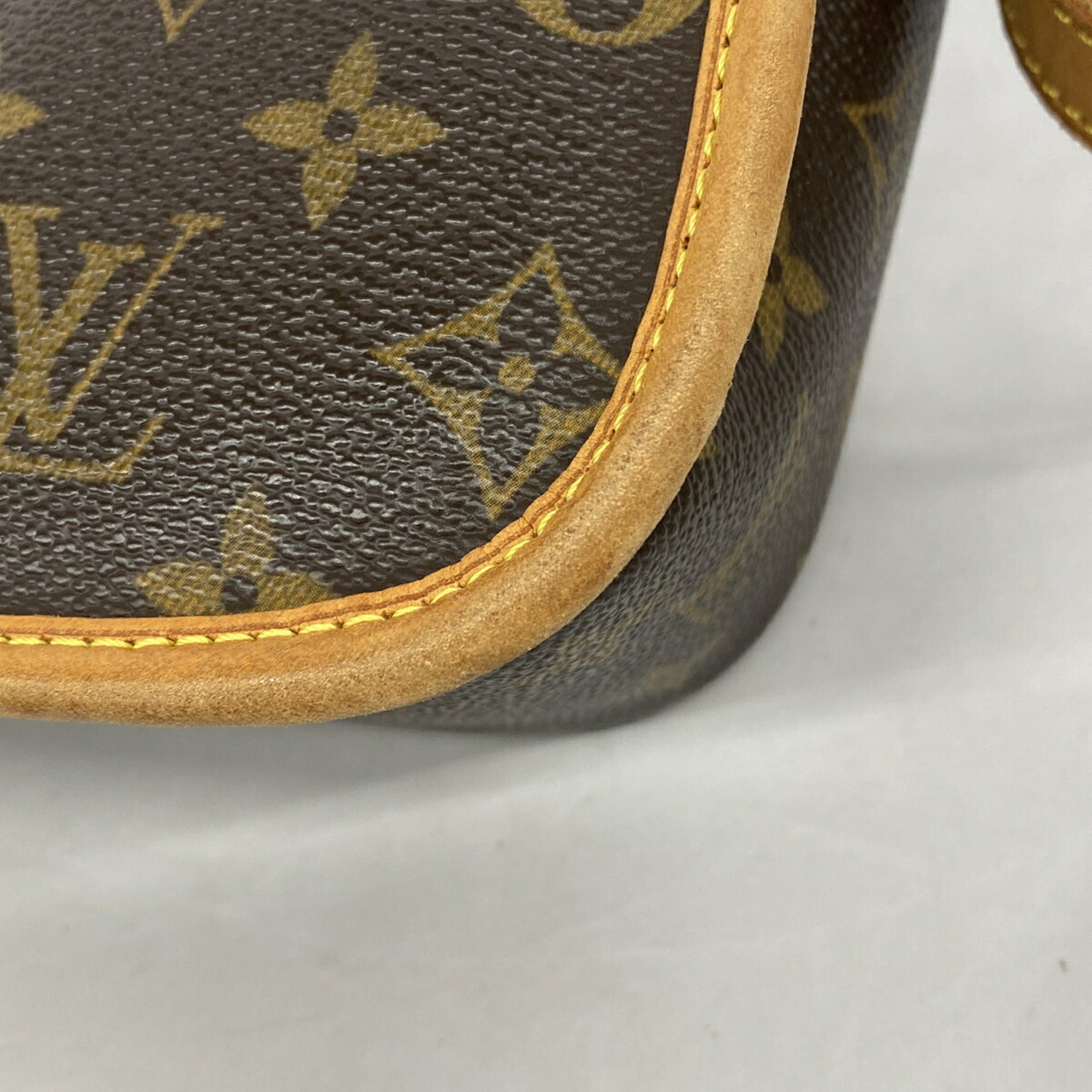 Louis Vuitton Brown Shoulder Bag (Pre-Owned)