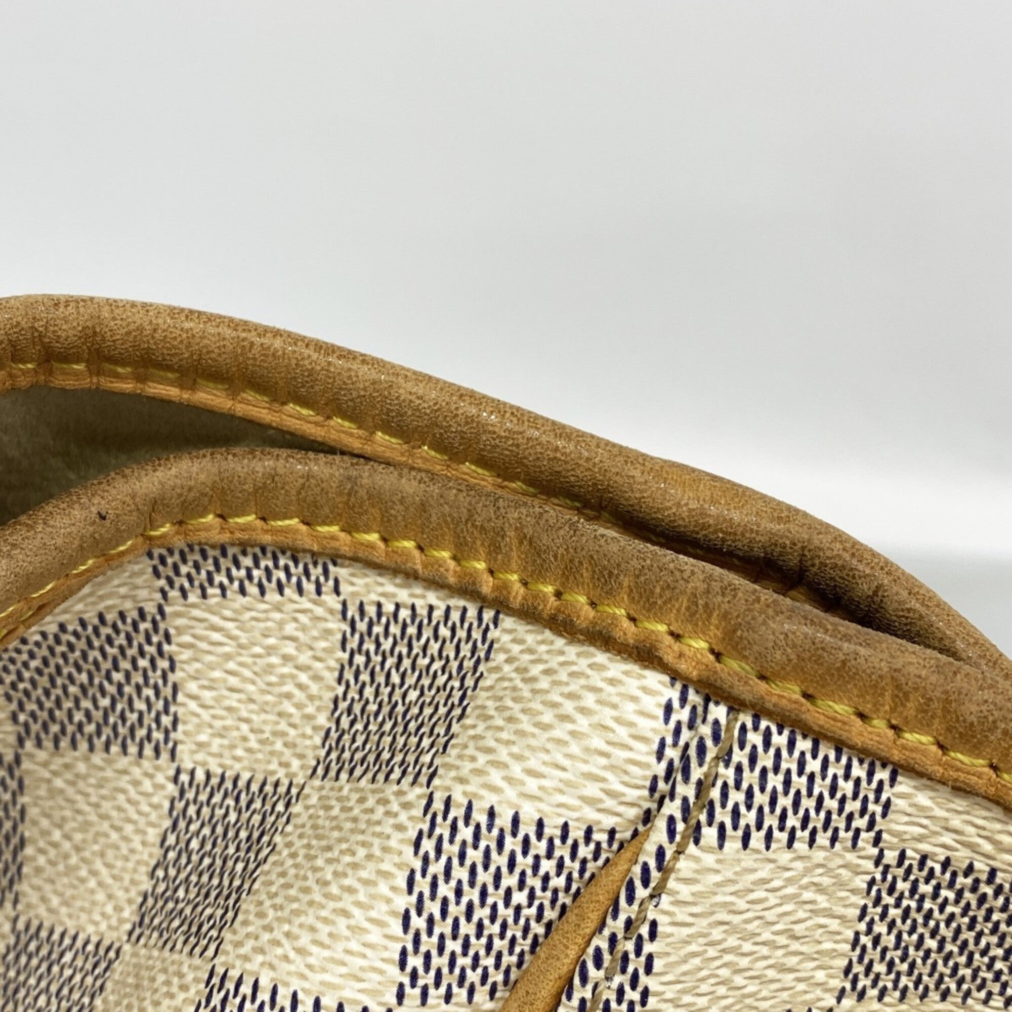 Louis Vuitton White Shoulder Bag (Pre-Owned)