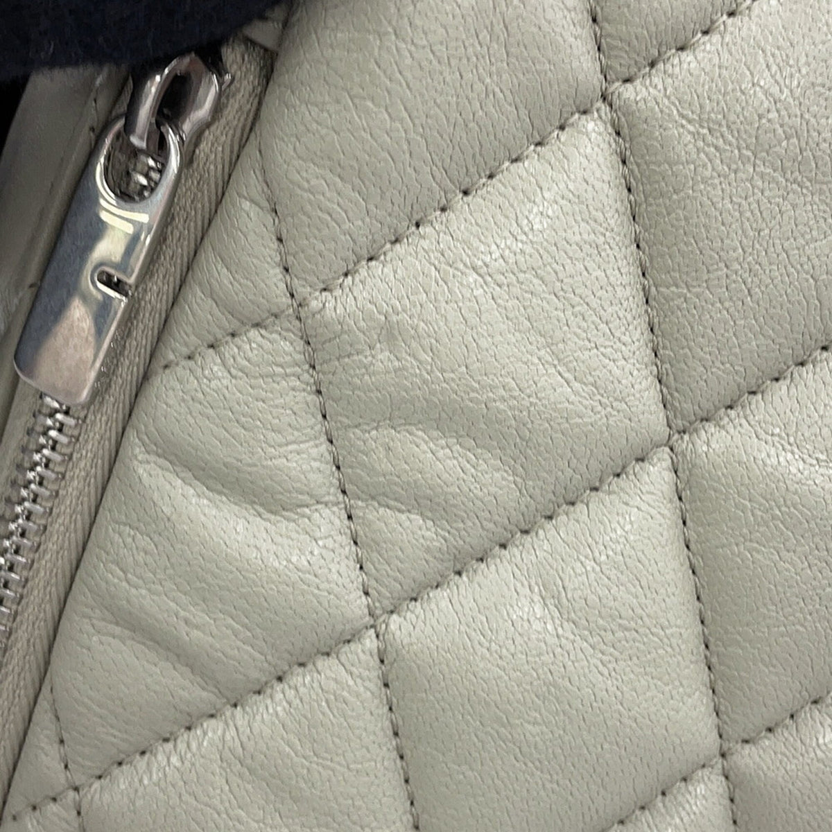 Burberry Light Gray Leather Messenger Bag Shoulder Bag (Pre-Owned)
