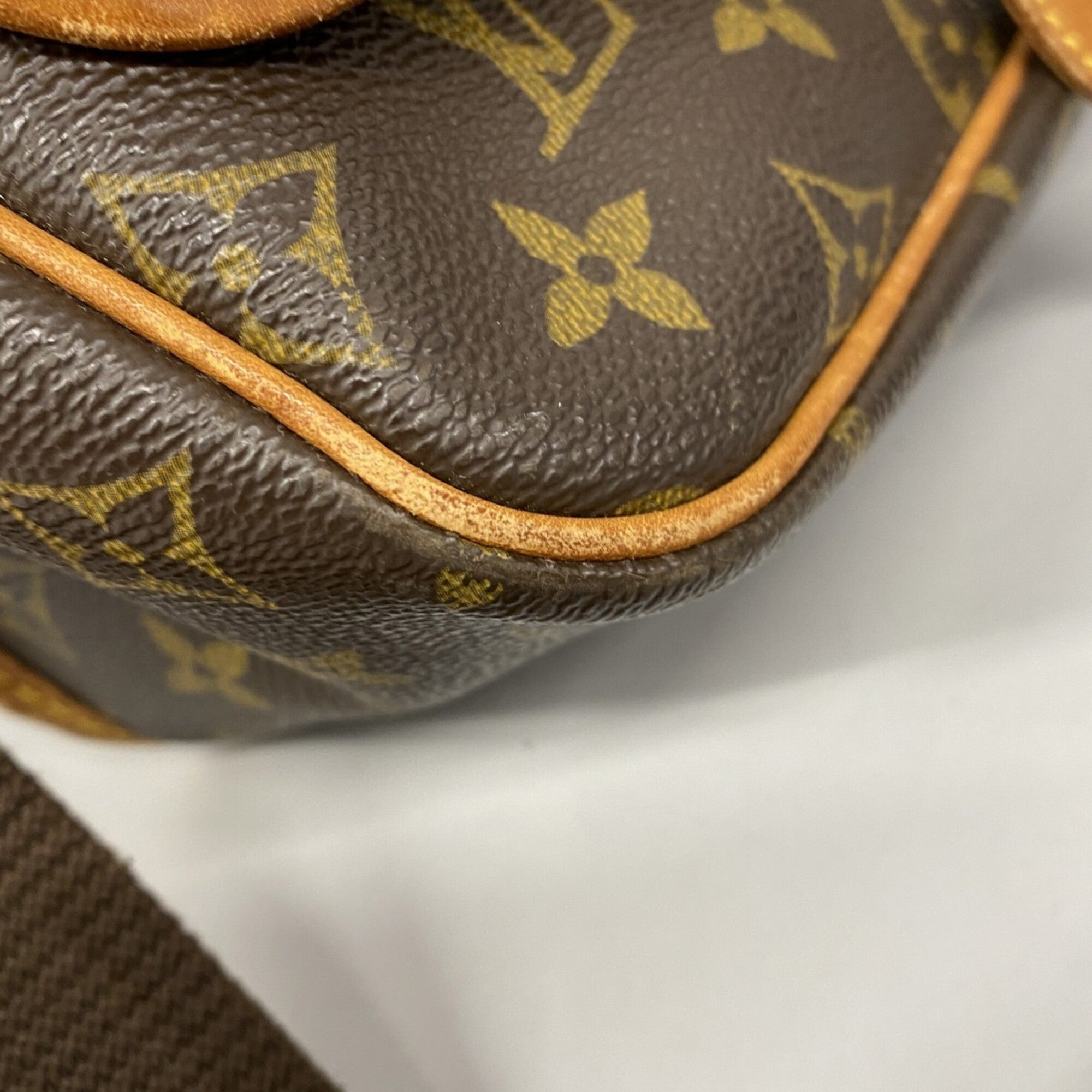Louis Vuitton Brown Shoulder Bag (Pre-Owned)