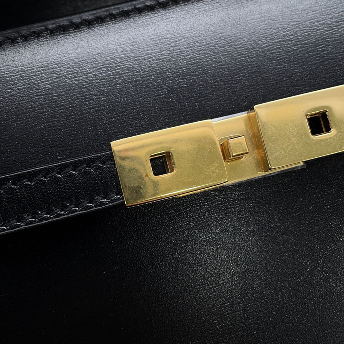 Yves Saint Laurent Black Leather Shoulder Bag (Pre-Owned)