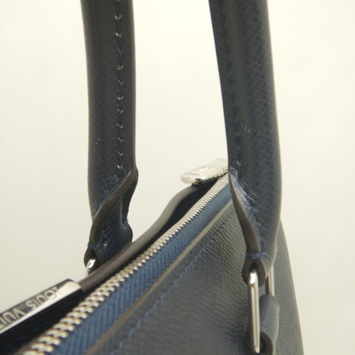 Louis Vuitton Navy Blue Taiga Leather Tote Bag (Pre-Owned)