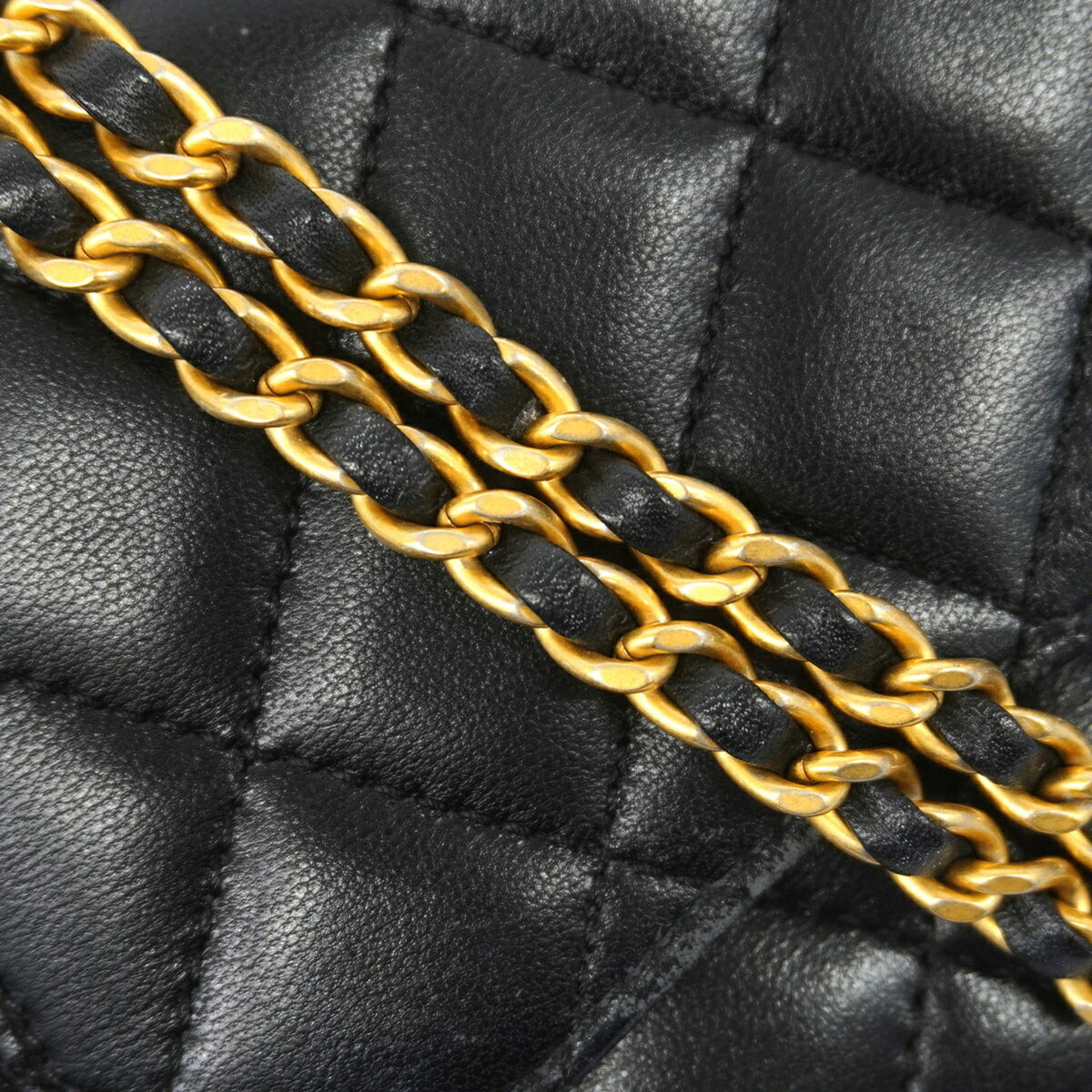 Chanel Black Leather Shoulder Bag (Pre-Owned)