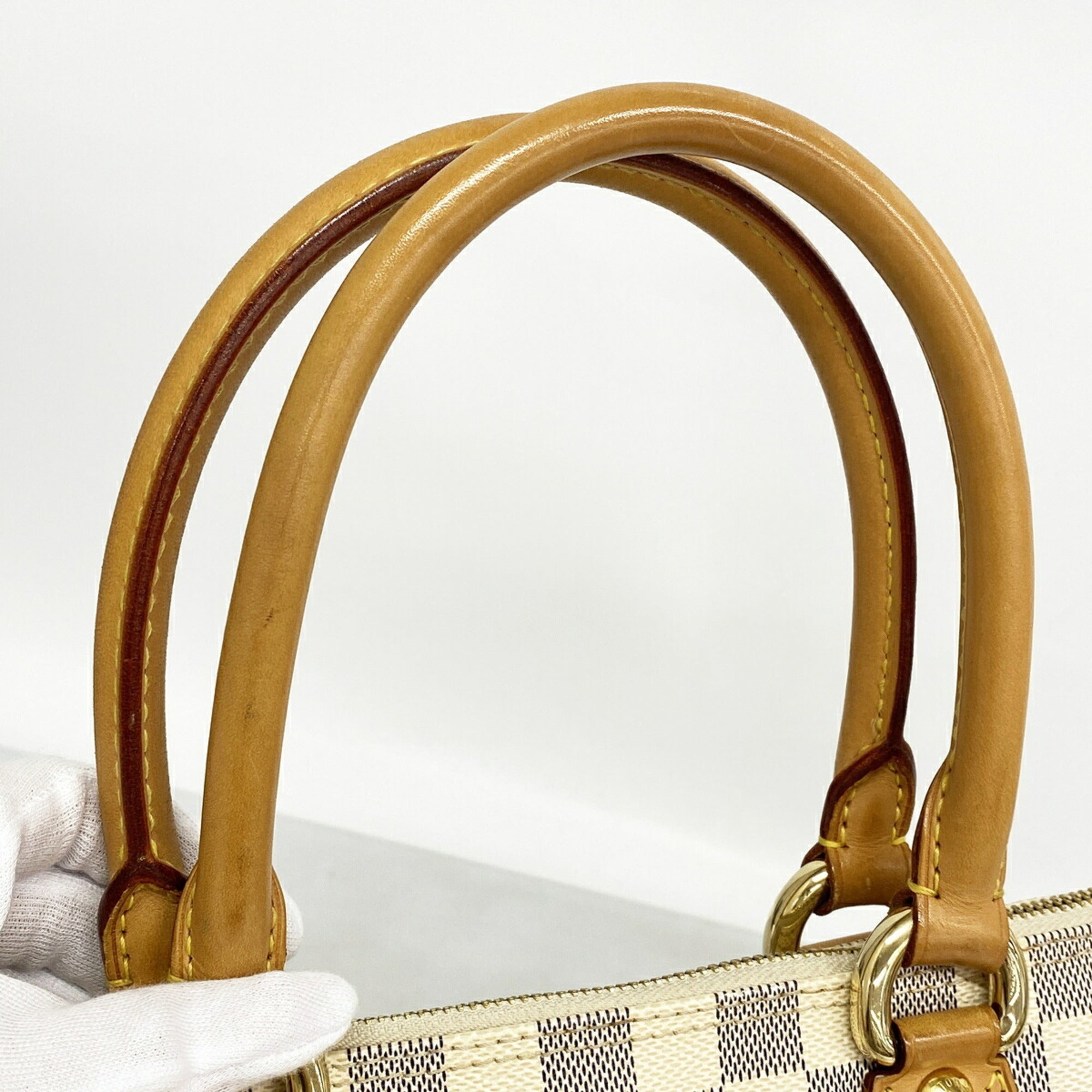 Louis Vuitton White Handbag (Pre-Owned)