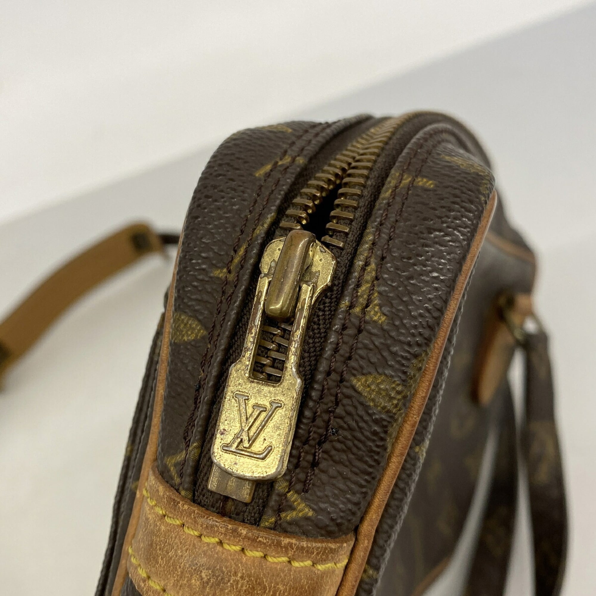 Louis Vuitton Brown Shoulder Bag (Pre-Owned)