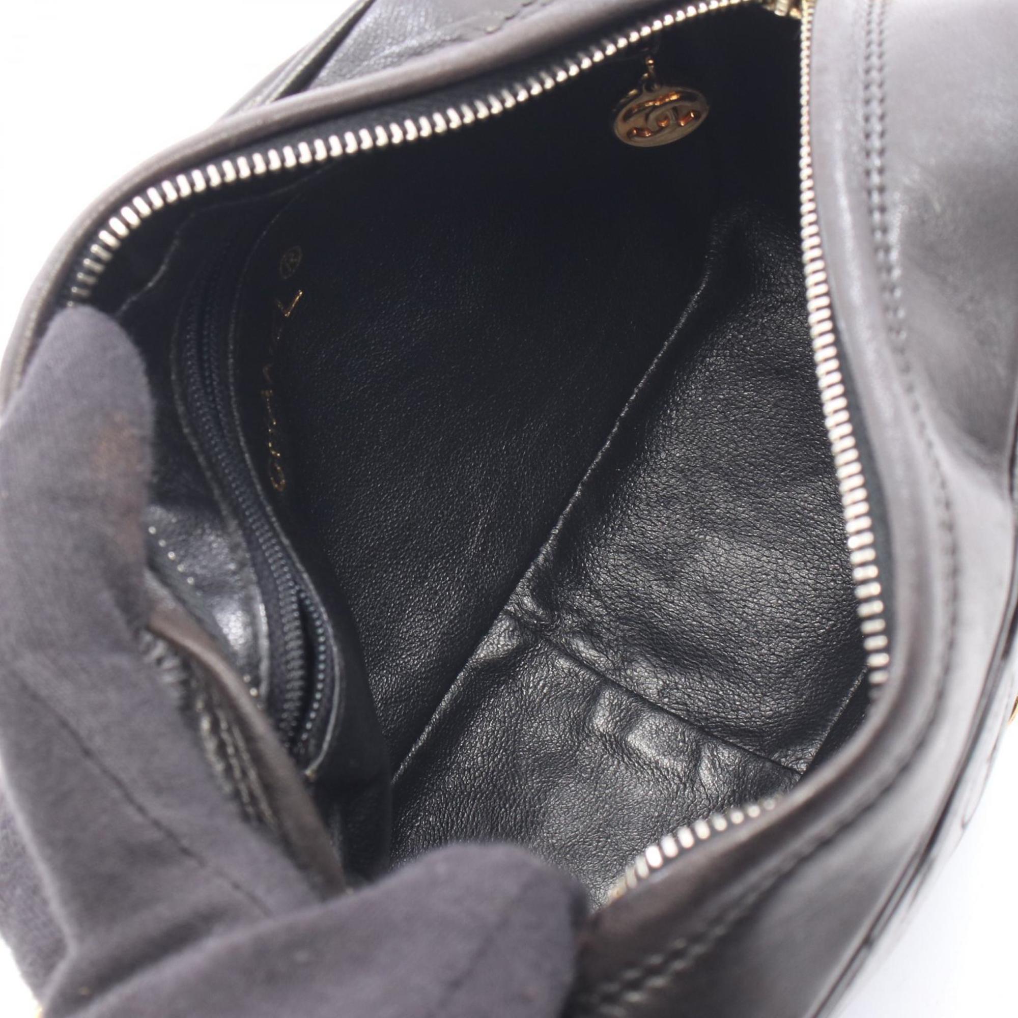 Chanel Black Leather Shoulder Bag (Pre-Owned)