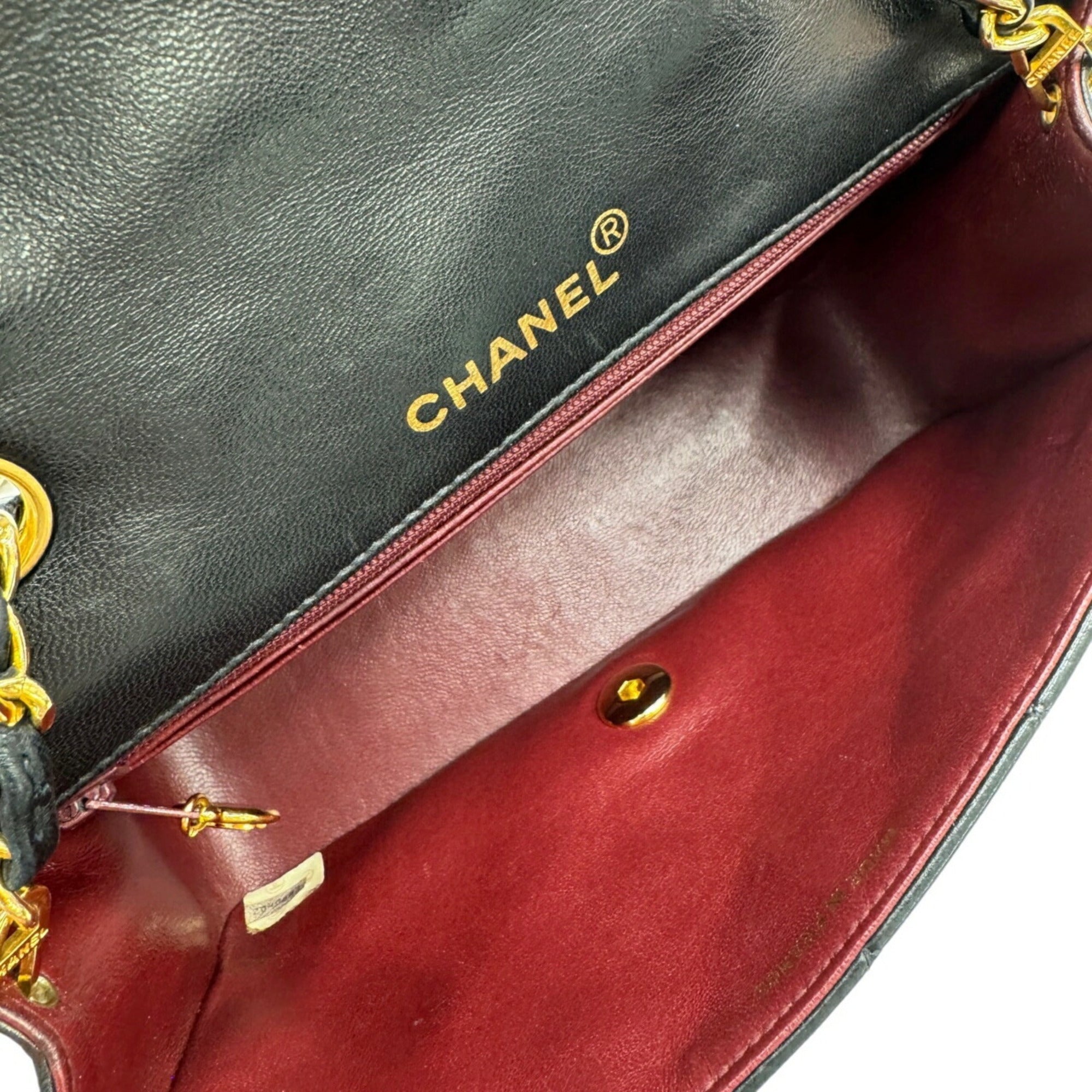 Chanel Matelasse Black Leather Shoulder Bag (Pre-Owned)
