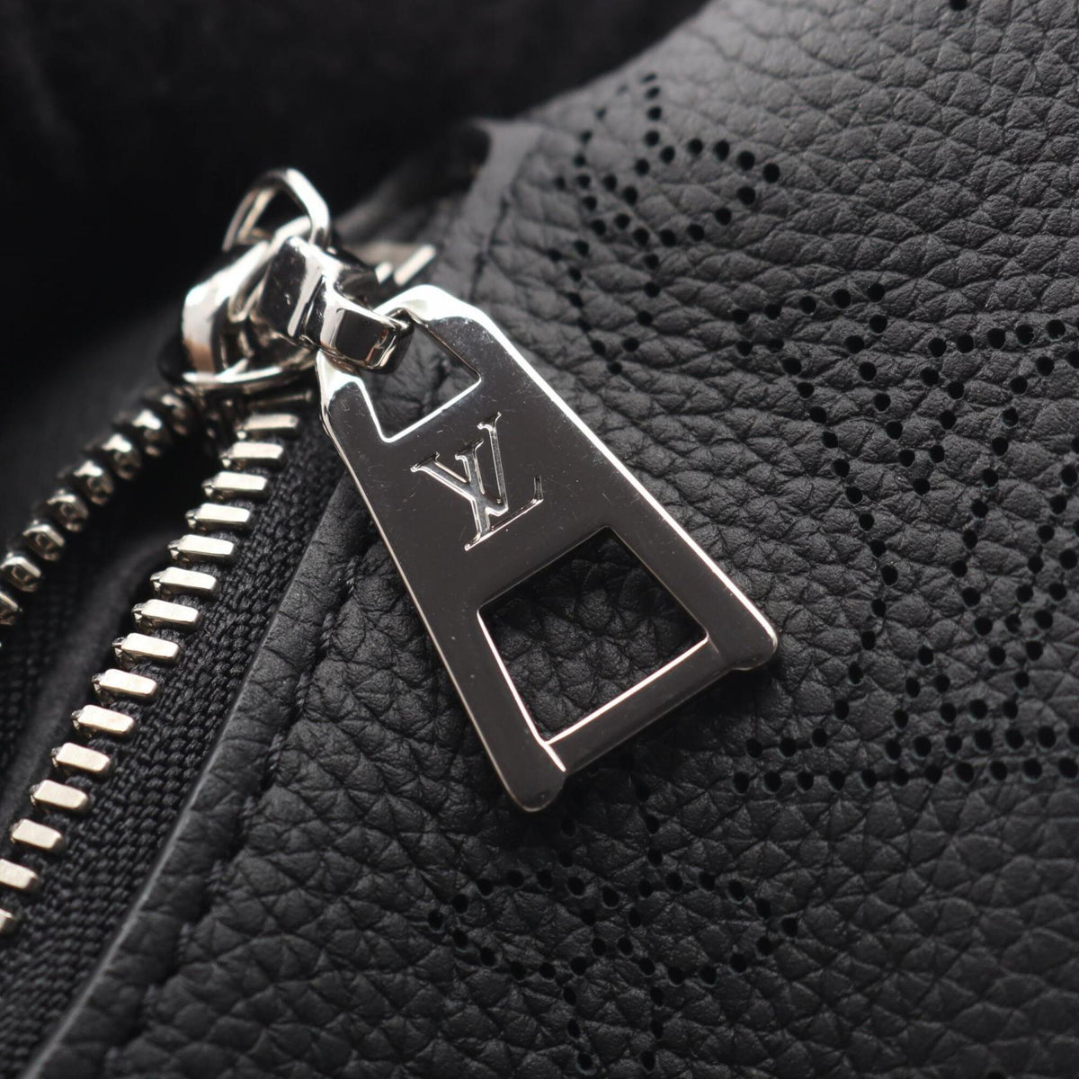 Louis Vuitton Black Mahina Leather Leather Handbag Shoulder Bag (Pre-Owned)