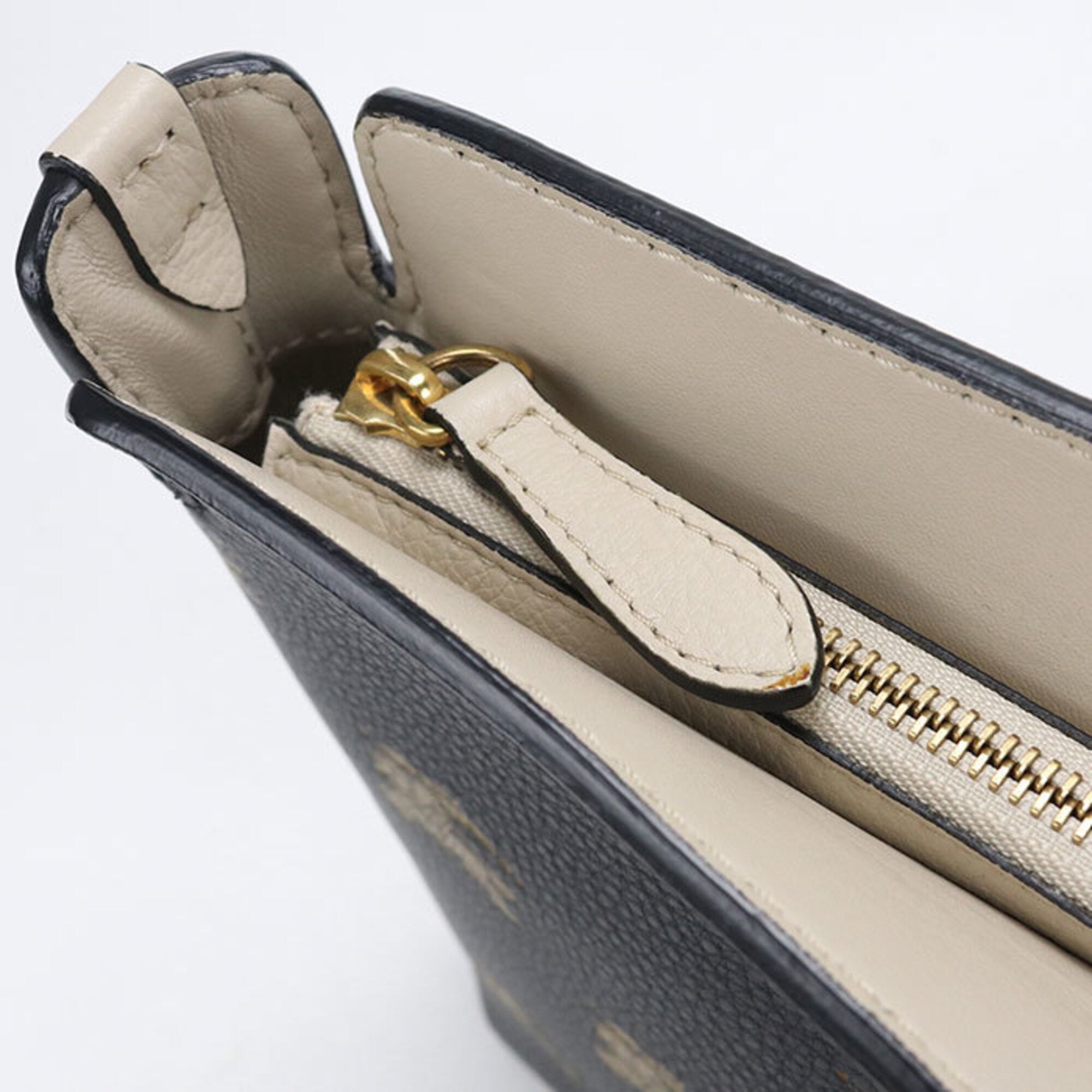 Burberry Black Leather Clutch Bag (Pre-Owned)
