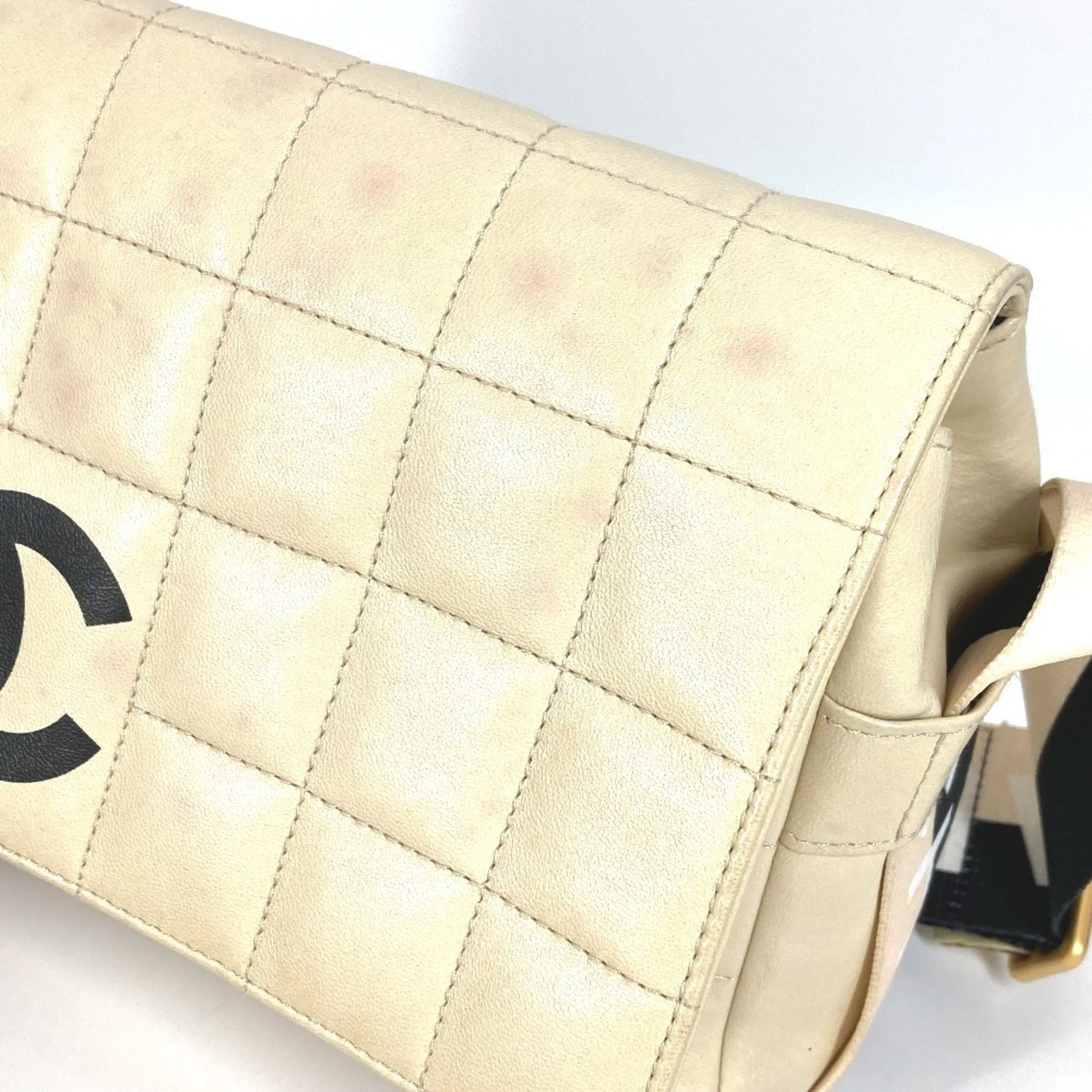 Chanel Chocolate Bar Black White Leather Pochette Shoulder Bag (Pre-Owned)