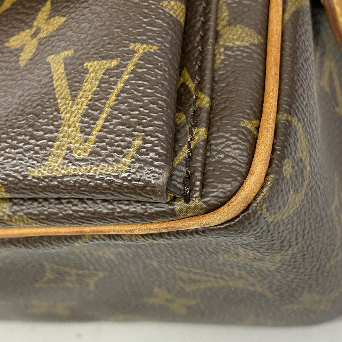 Louis Vuitton Brown Shoulder Bag (Pre-Owned)