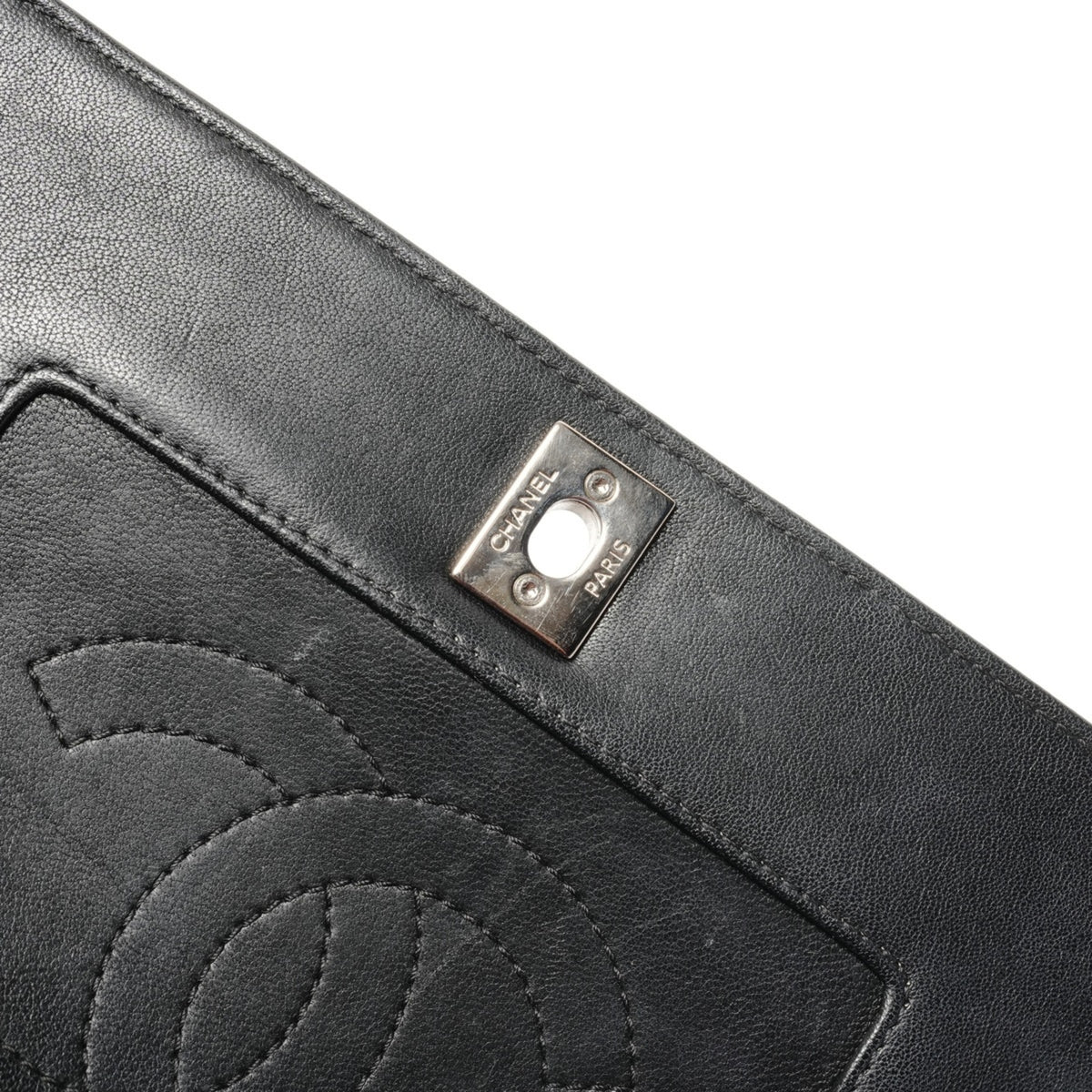 Chanel Black Leather Shoulder Bag (Pre-Owned)