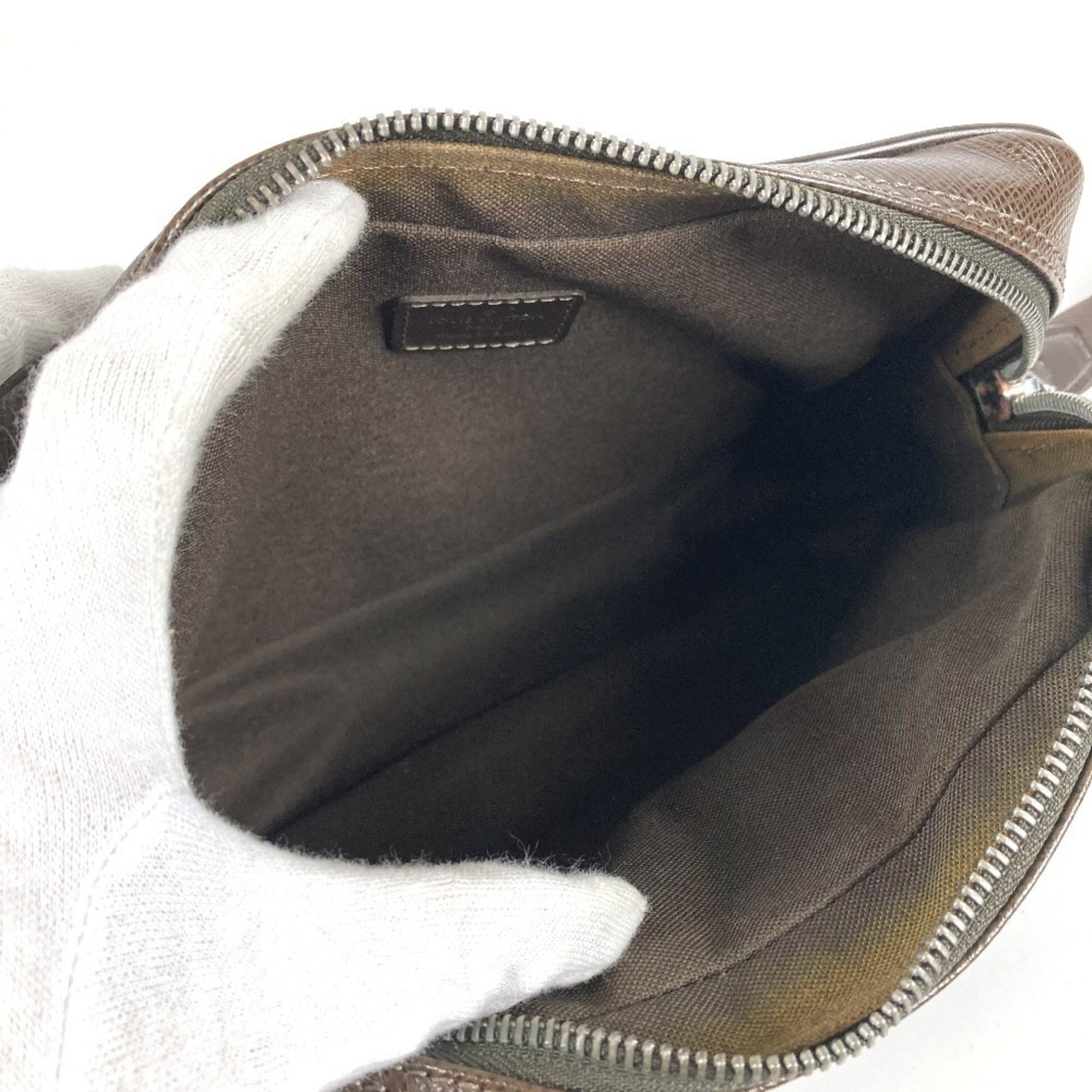 Louis Vuitton Brown Grizzly Taiga Leather Leather Clutch Bag (Pre-Owned)