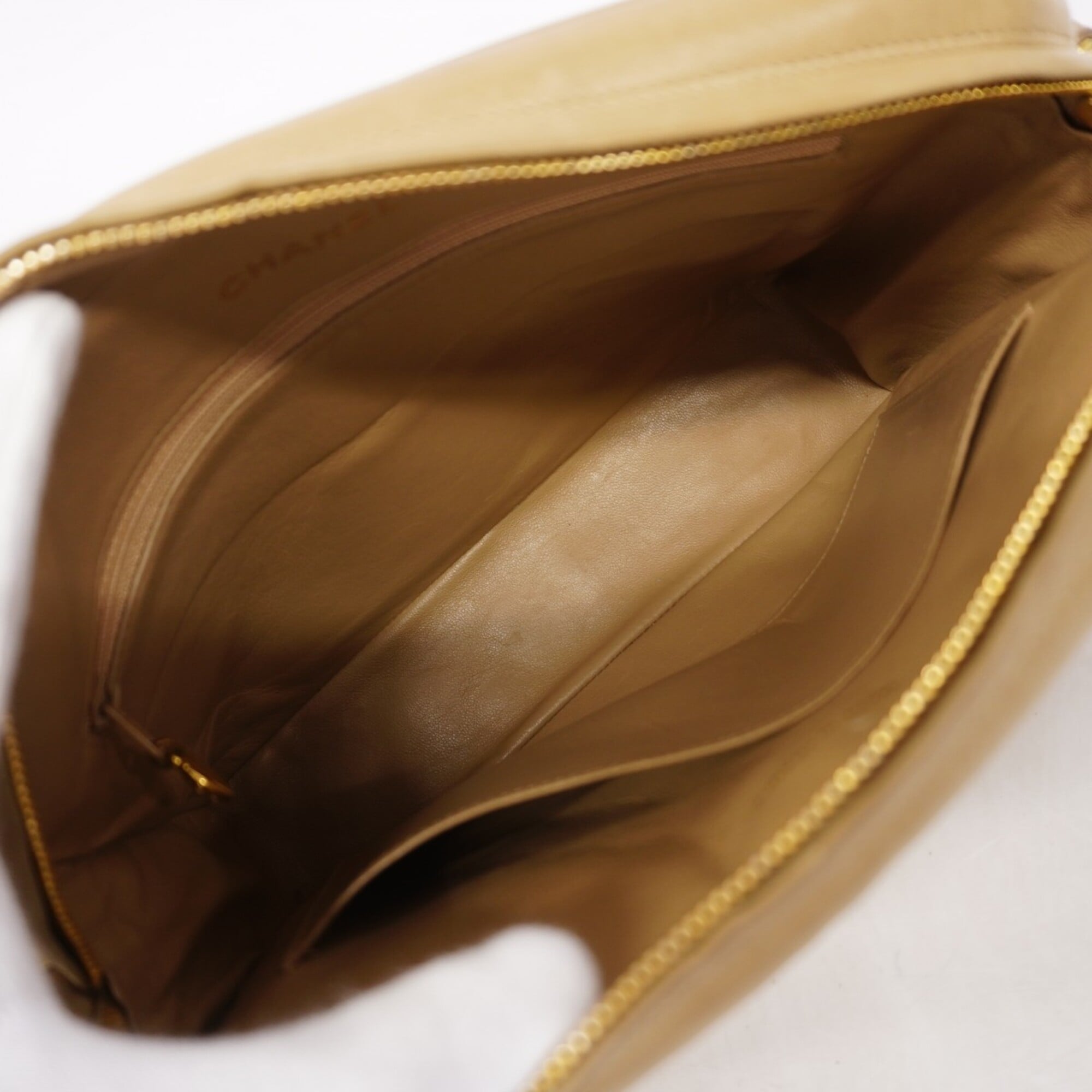 Chanel Beige Leather Shoulder Bag (Pre-Owned)