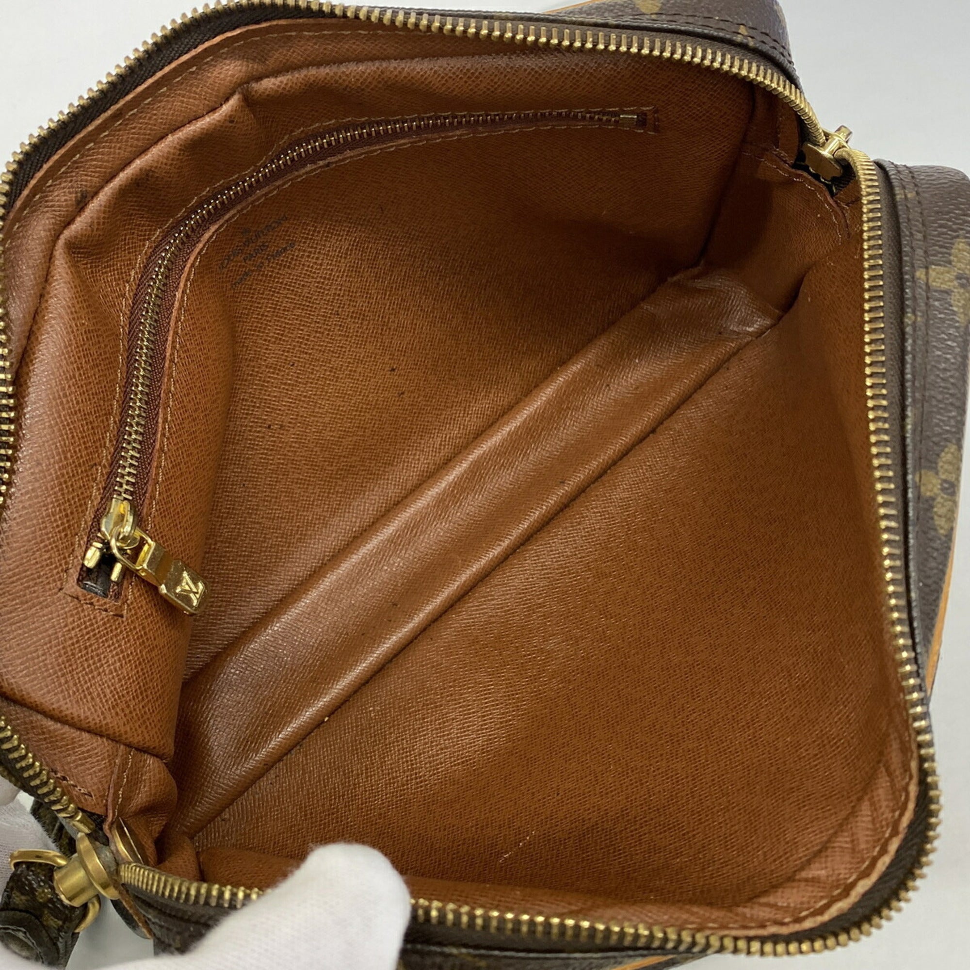 Louis Vuitton Brown Clutch Bag (Pre-Owned)