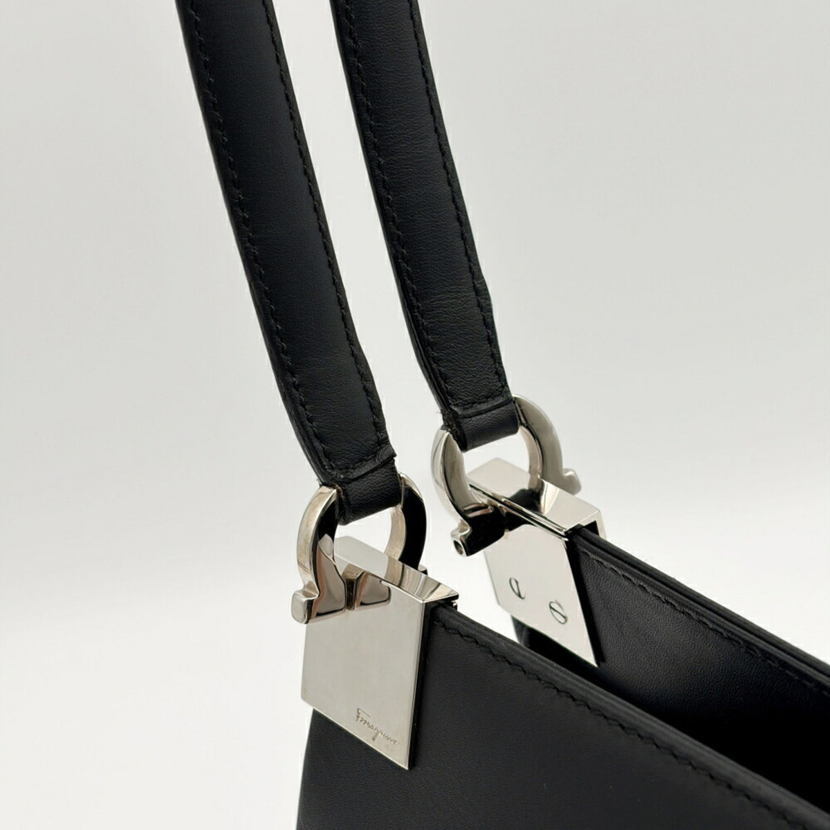 Salvatore Ferragamo Black Leather Shoulder Bag (Pre-Owned)