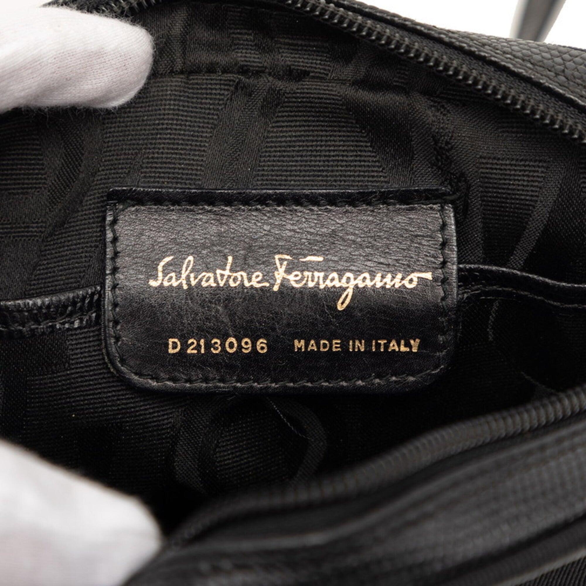 Salvatore Ferragamo Black Leather Shoulder Bag (Pre-Owned)