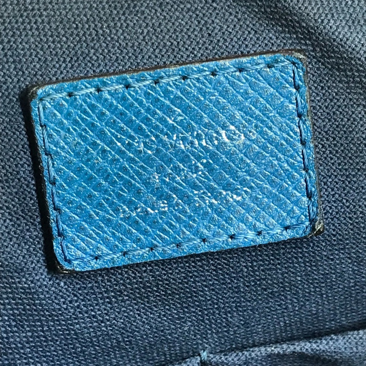 Louis Vuitton Blue Taiga Leather Messenger Bag Shoulder Bag (Pre-Owned)