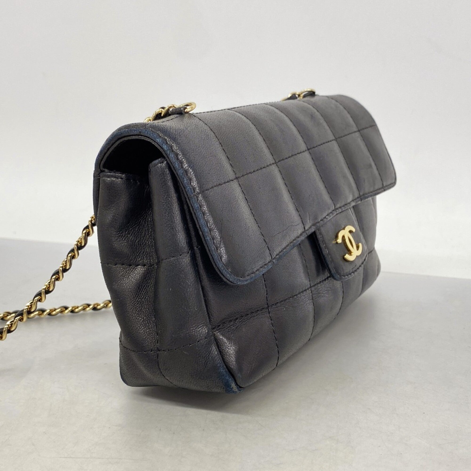 Chanel Black Leather Shoulder Bag (Pre-Owned)