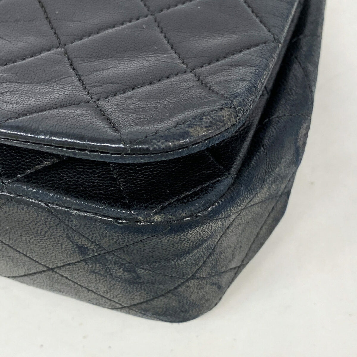 Chanel Black Leather Shoulder Bag (Pre-Owned)