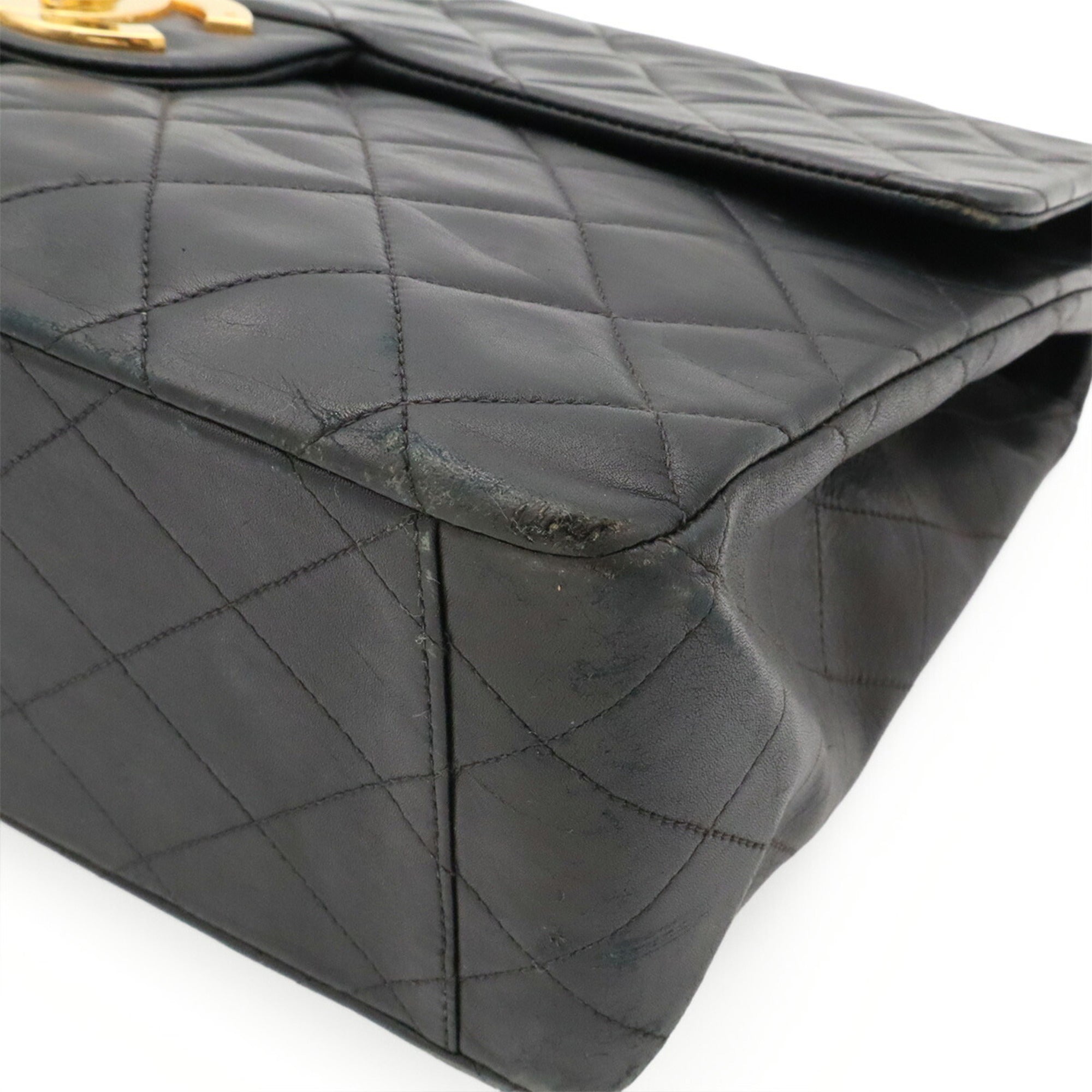 Chanel Black Leather Shoulder Bag (Pre-Owned)