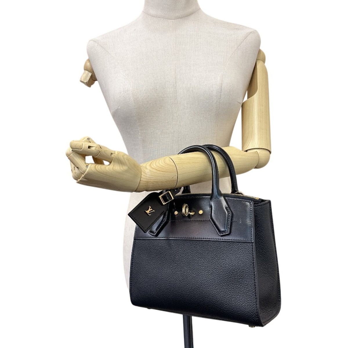 Louis Vuitton Black Leather Handbag Shoulder Bag (Pre-Owned)