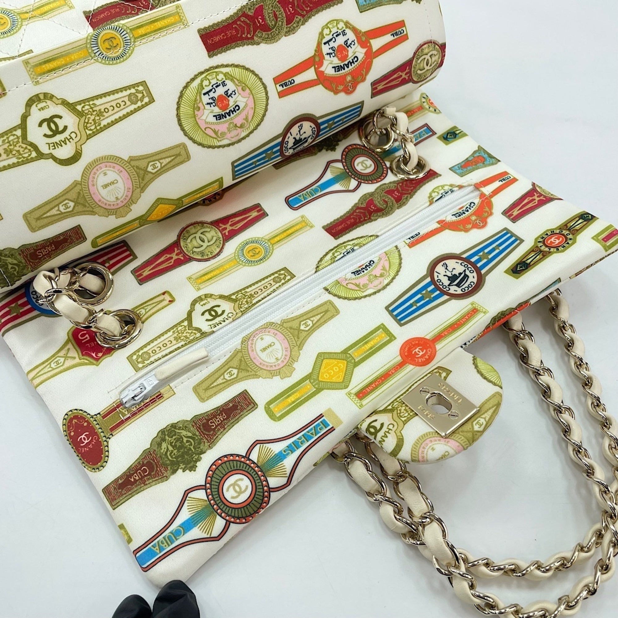 Chanel White Shoulder Bag (Pre-Owned)
