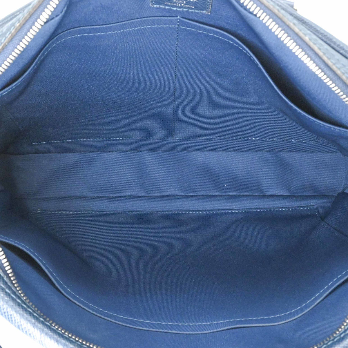 Louis Vuitton Navy Taiga Leather Handbag (Pre-Owned)