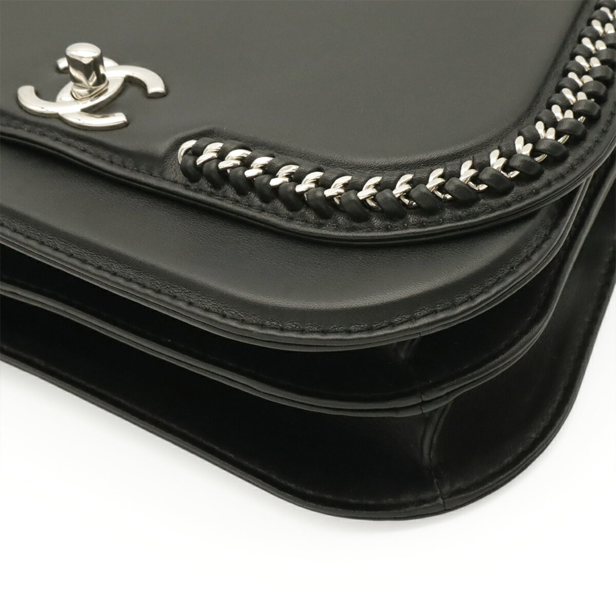 Chanel Black Leather Pochette Shoulder Bag (Pre-Owned)