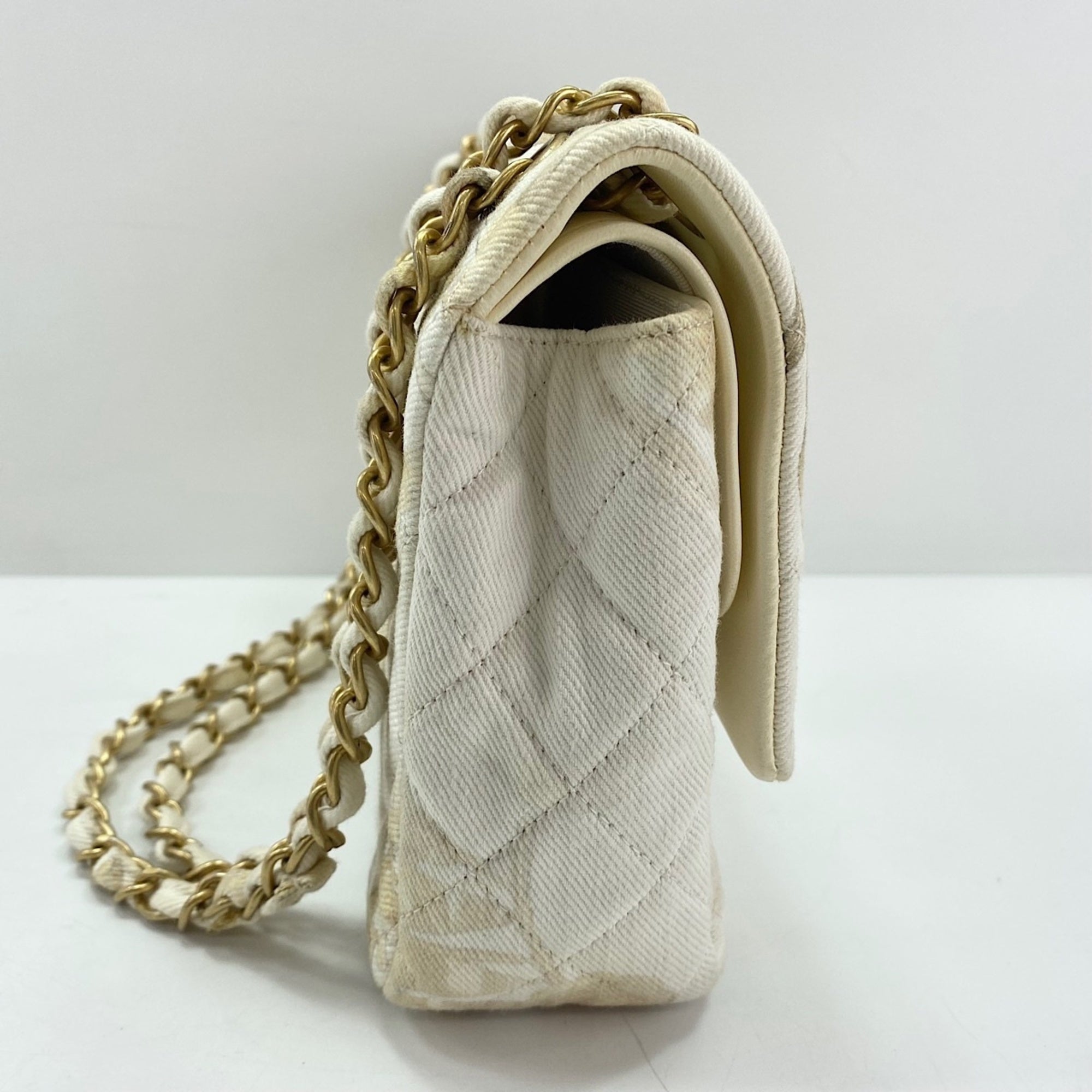 Chanel Matelasse White Canvas Shoulder Bag (Pre-Owned)
