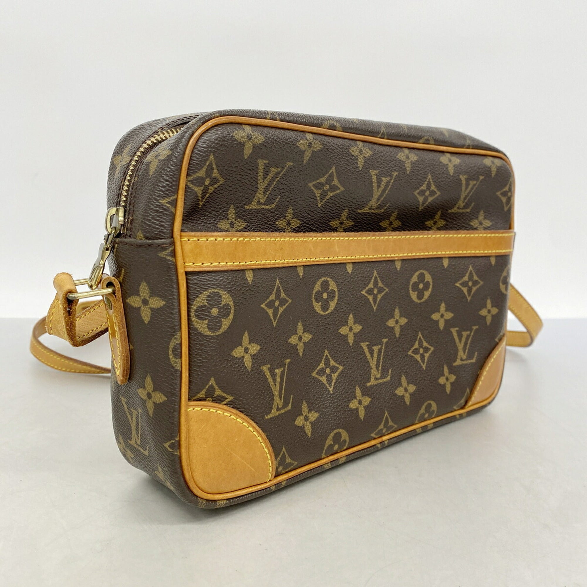 Louis Vuitton Brown Shoulder Bag (Pre-Owned)