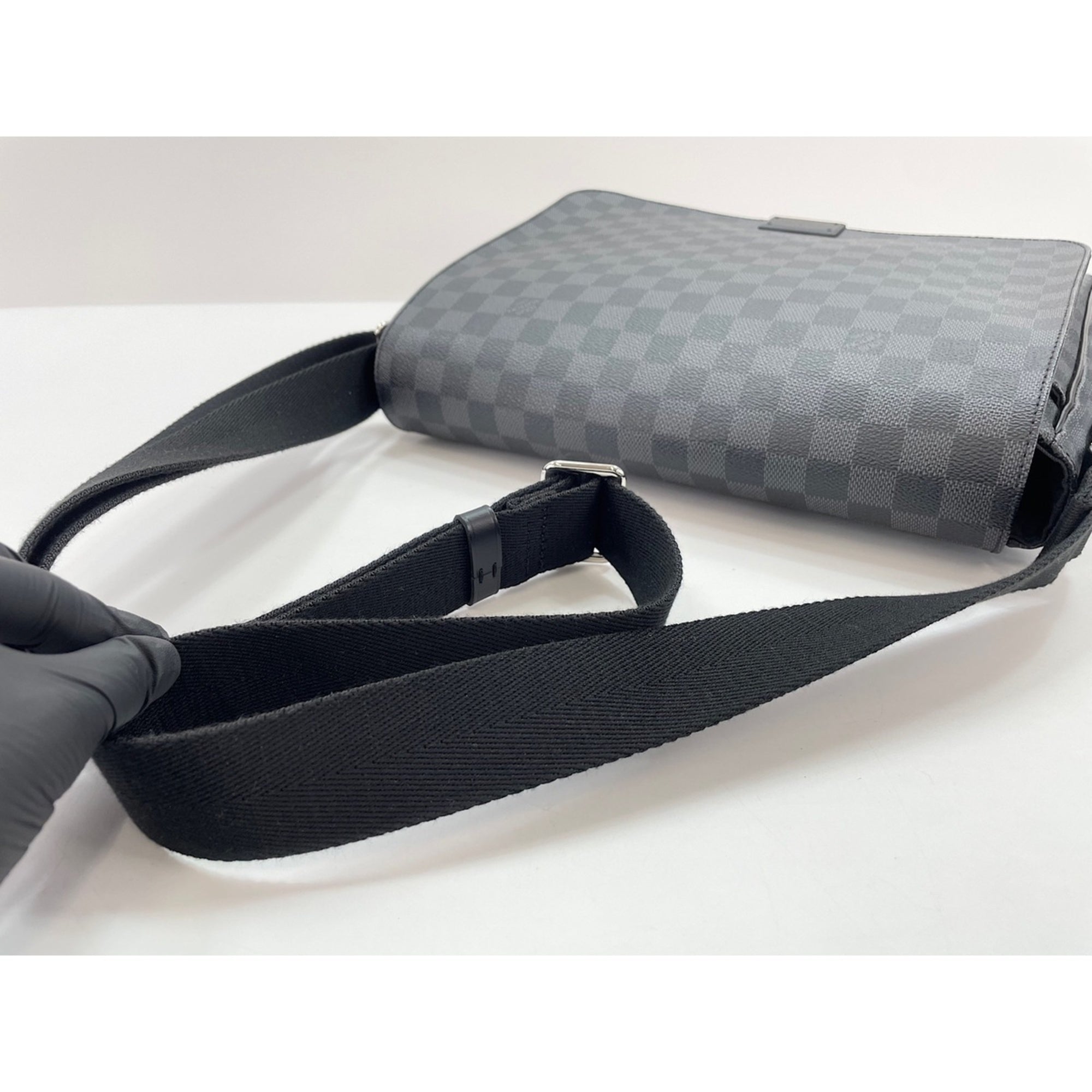 Louis Vuitton Black Shoulder Bag (Pre-Owned)