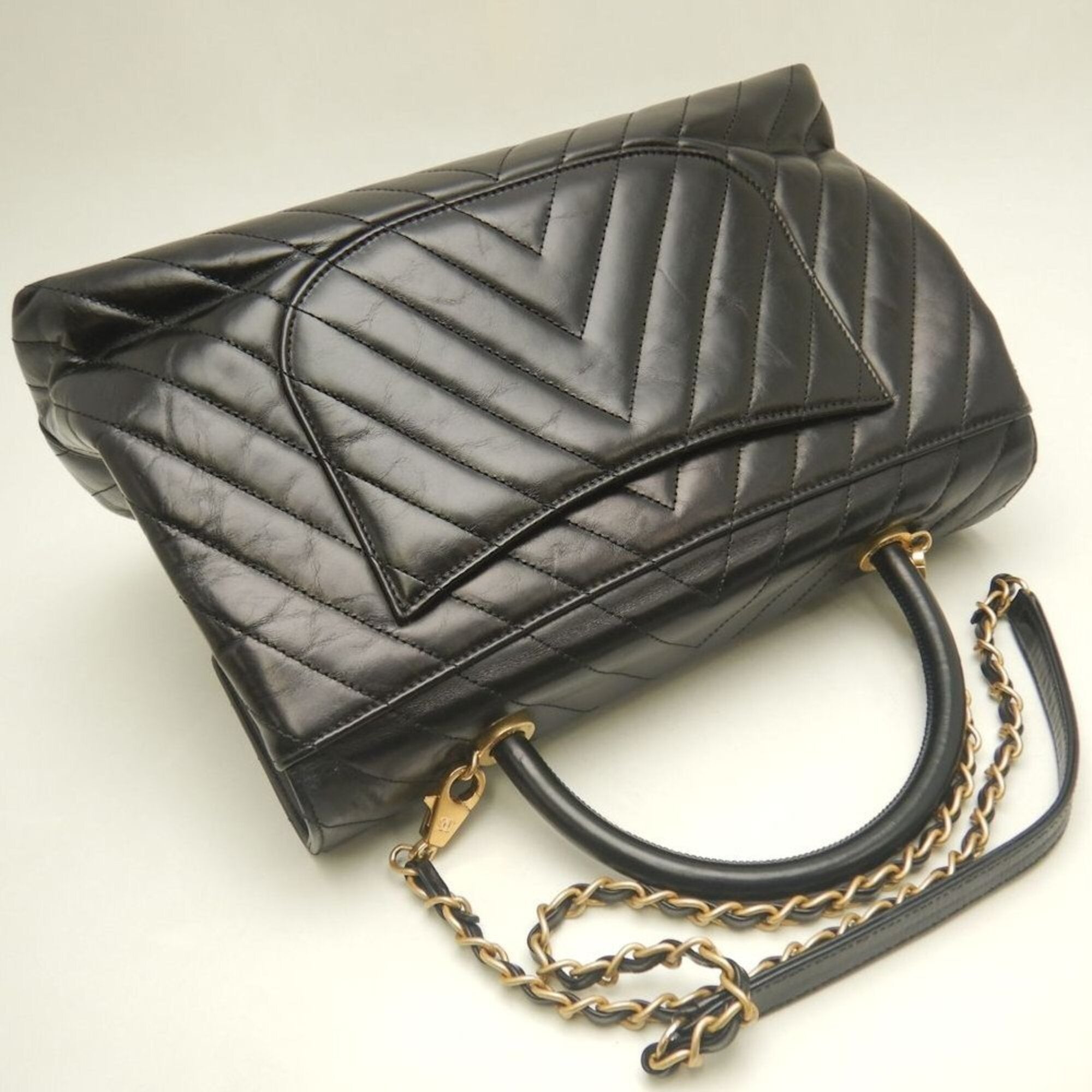Chanel Black Leather Handbag (Pre-Owned)