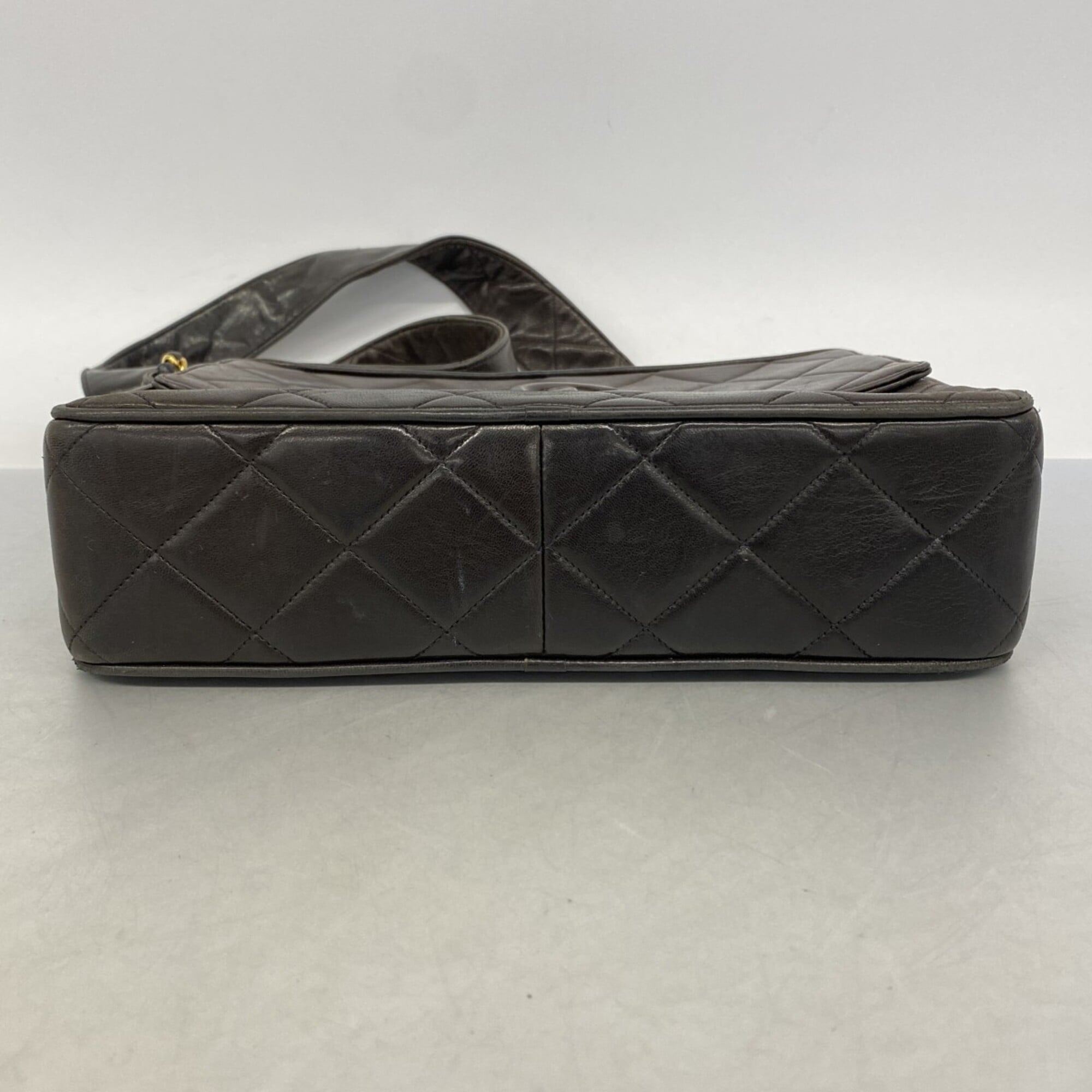 Chanel Black Leather Shoulder Bag (Pre-Owned)