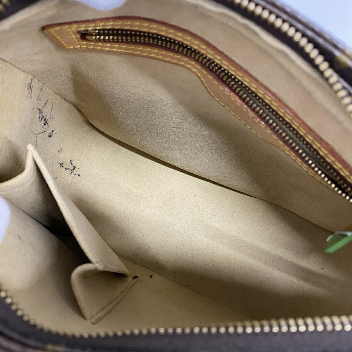 Louis Vuitton Brown Shoulder Bag (Pre-Owned)