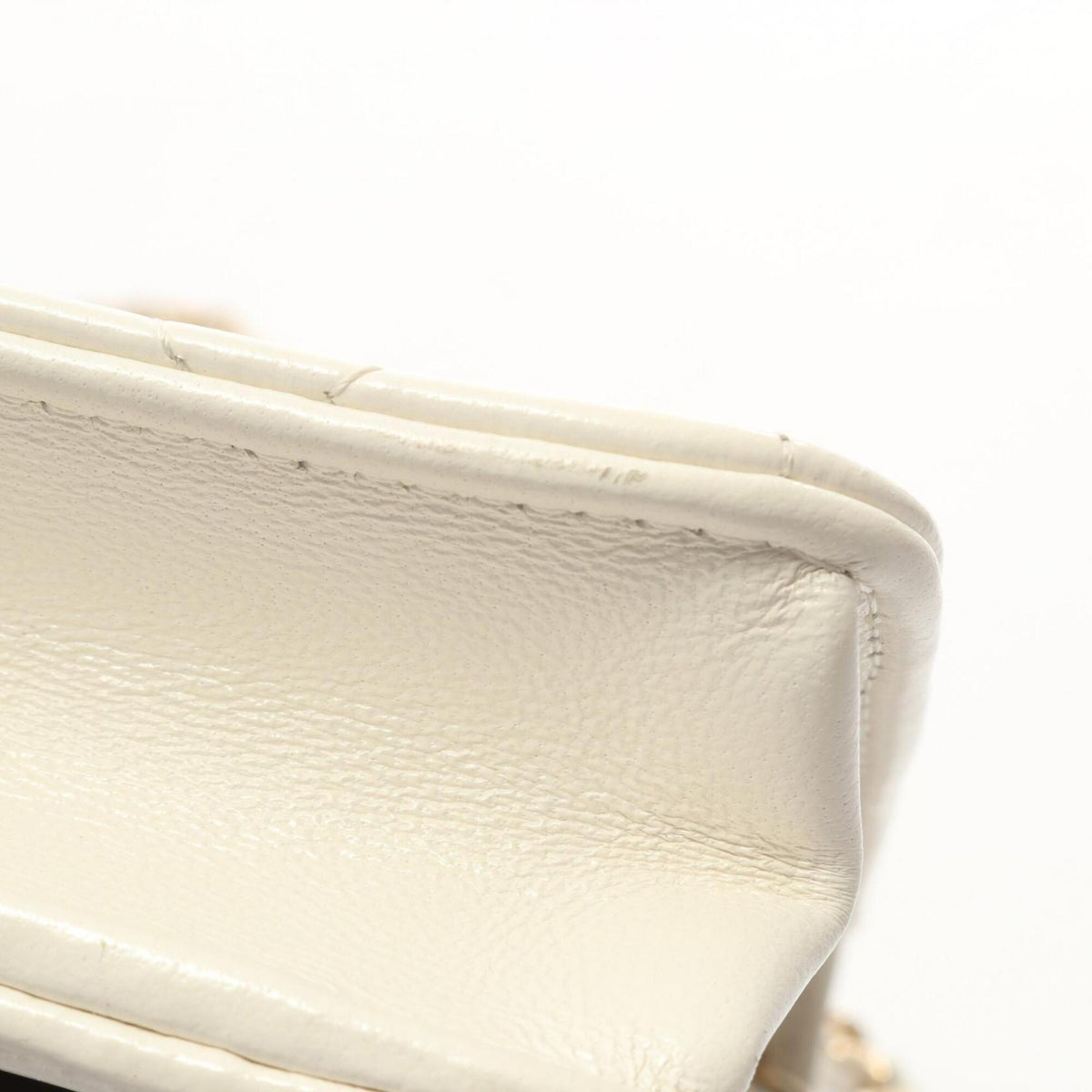 Chanel Matelasse White Leather Shoulder Bag (Pre-Owned)