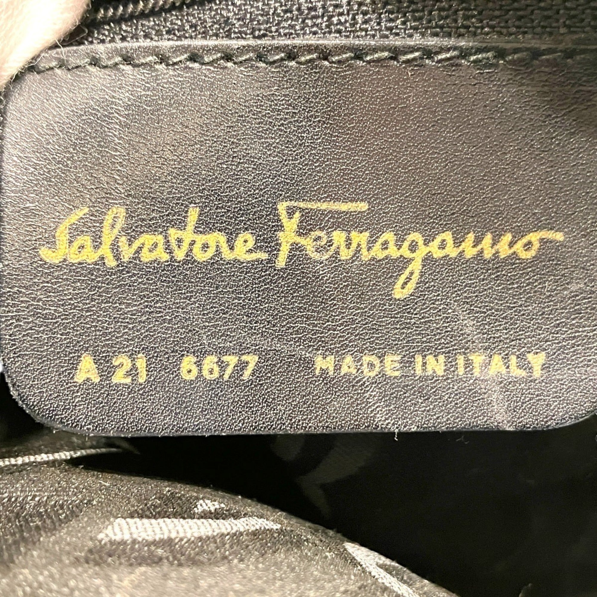 Salvatore Ferragamo Black Leather Shoulder Bag (Pre-Owned)