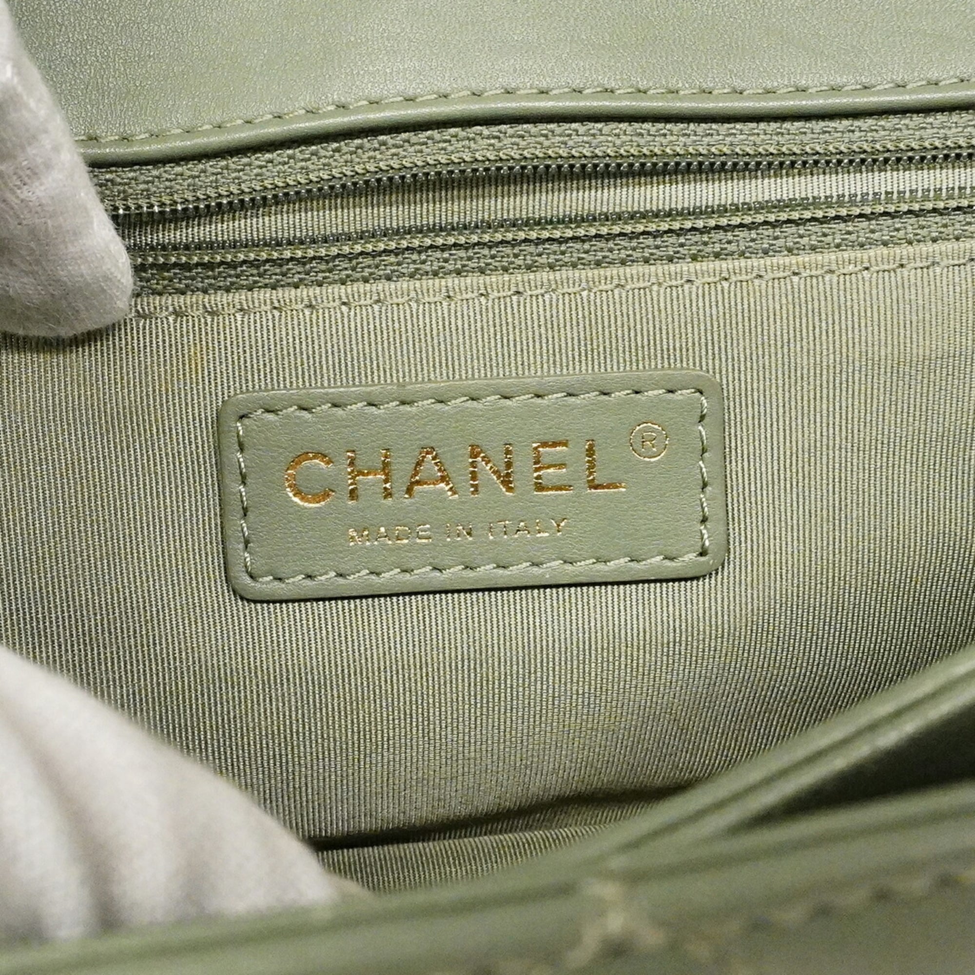 Chanel Green Leather Shoulder Bag (Pre-Owned)