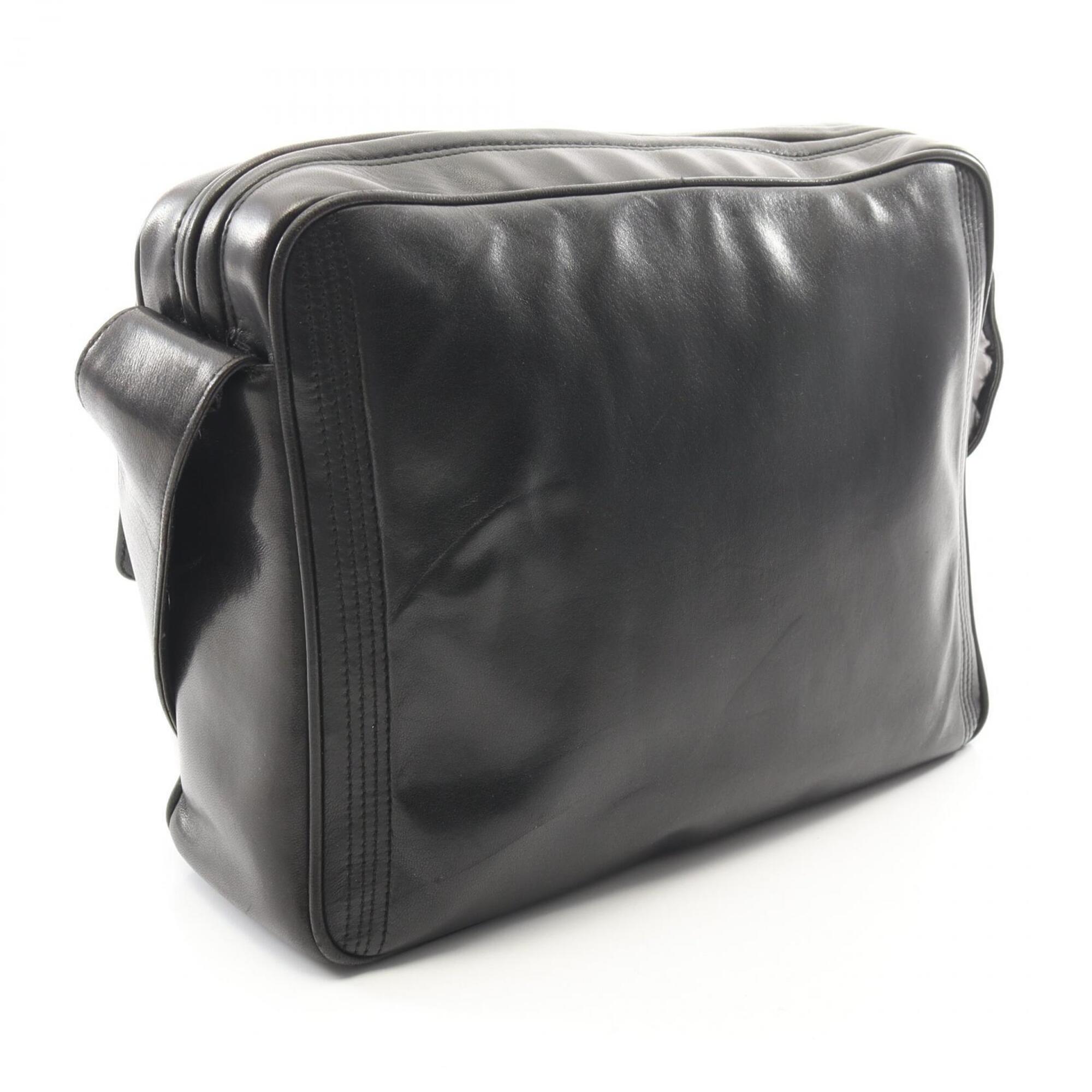 Chanel Black Leather Shoulder Bag (Pre-Owned)