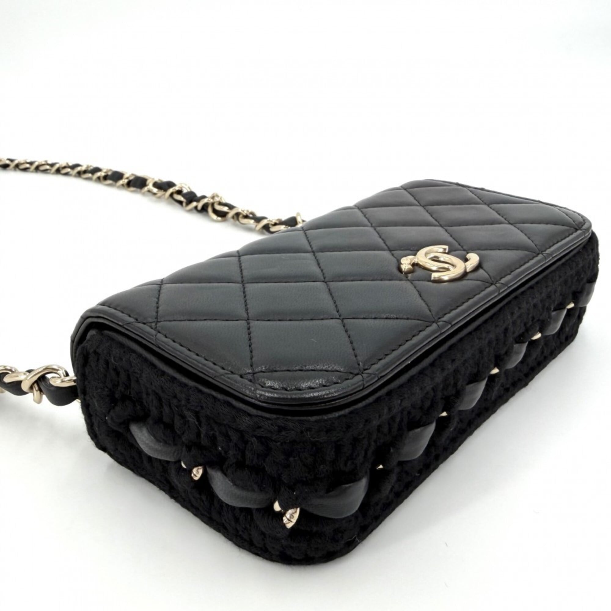 Chanel Black Leather Shoulder Bag (Pre-Owned)